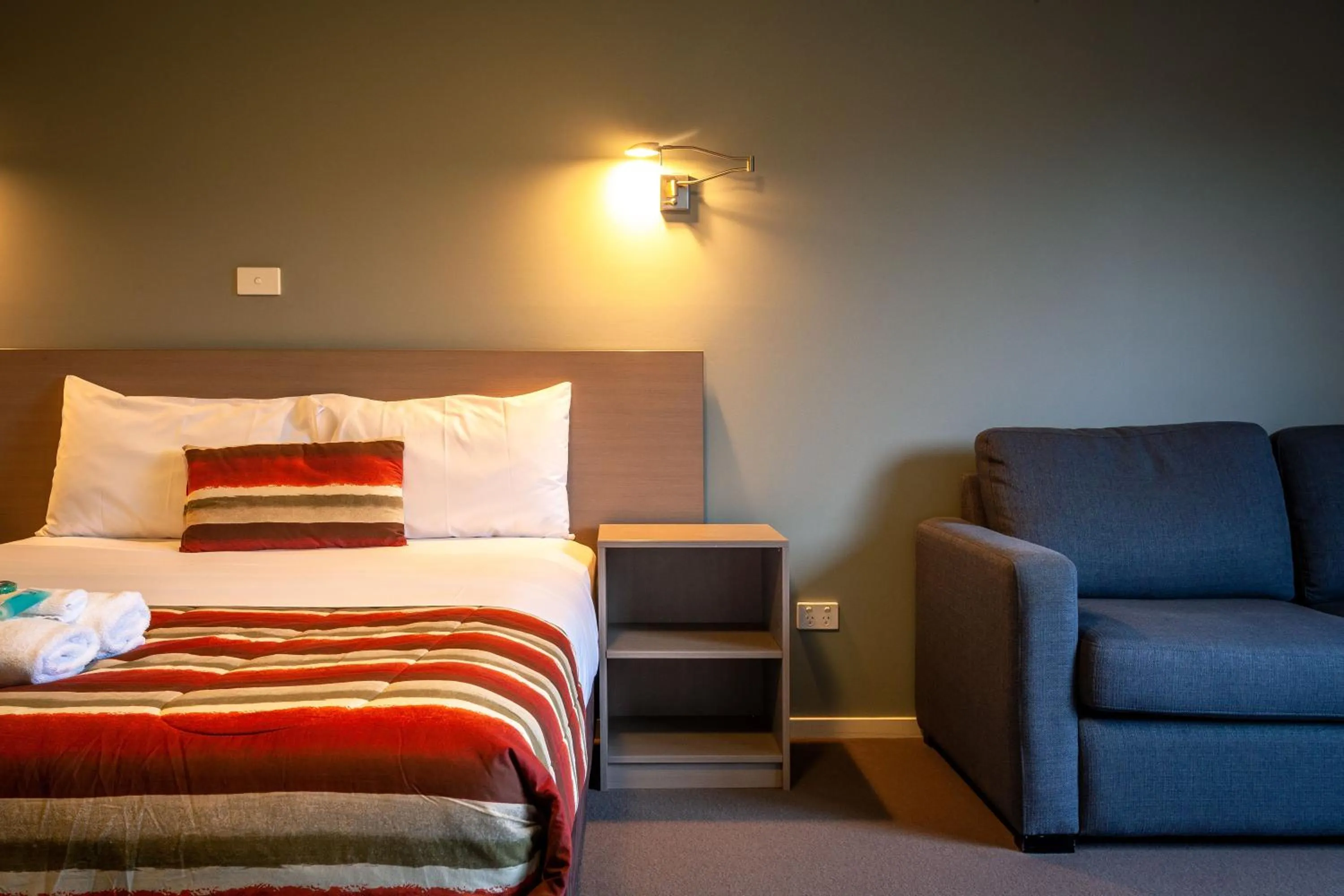 Bedroom, Bed in Kingston Hotel