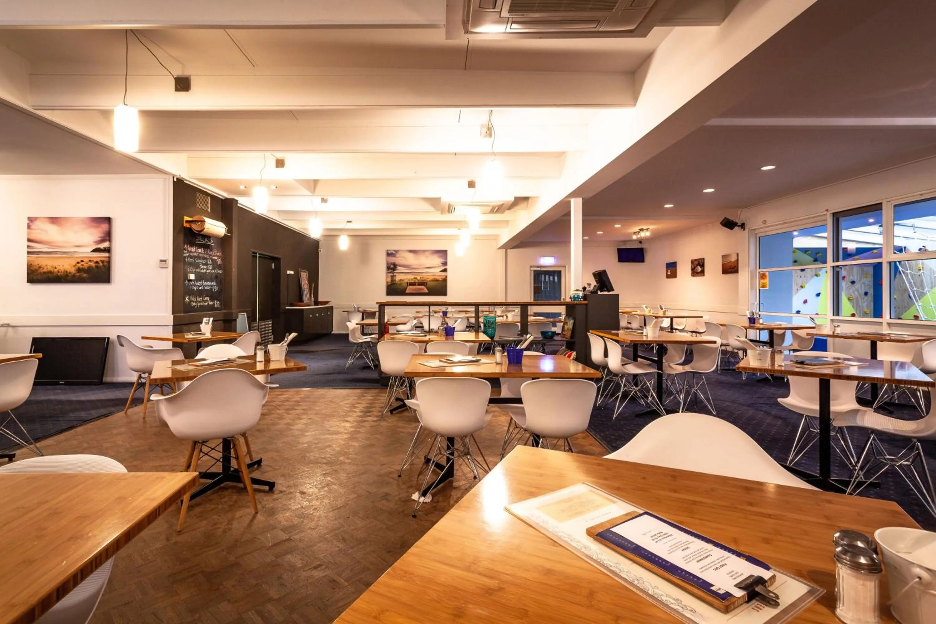 Restaurant/places to eat in Kingston Hotel