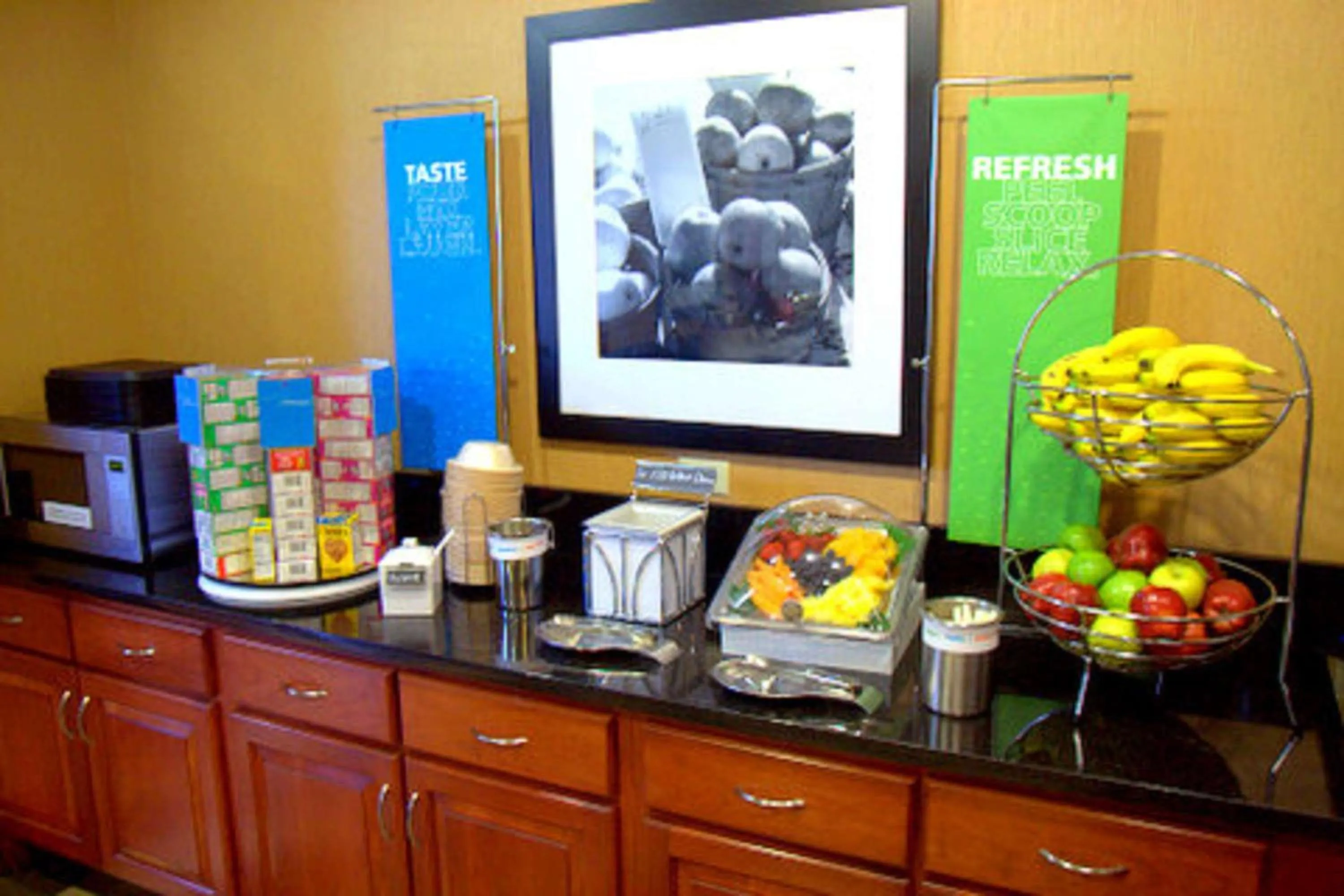 Dining area in Hampton Inn & Suites, Springfield SW