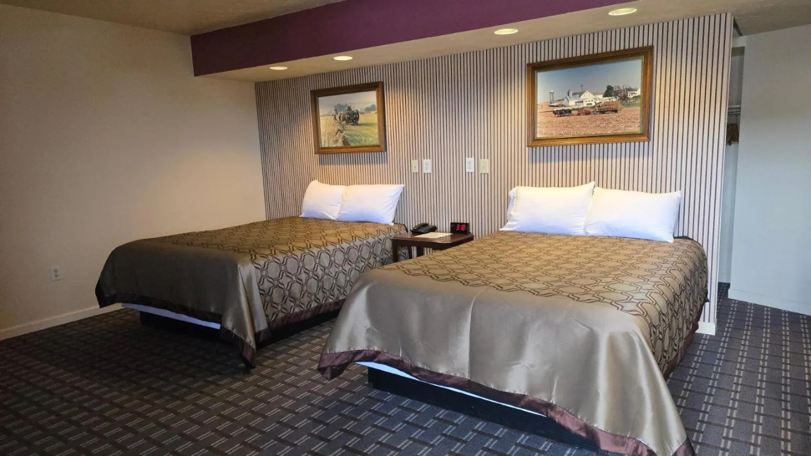 Bed in Classic Inn Lancaster