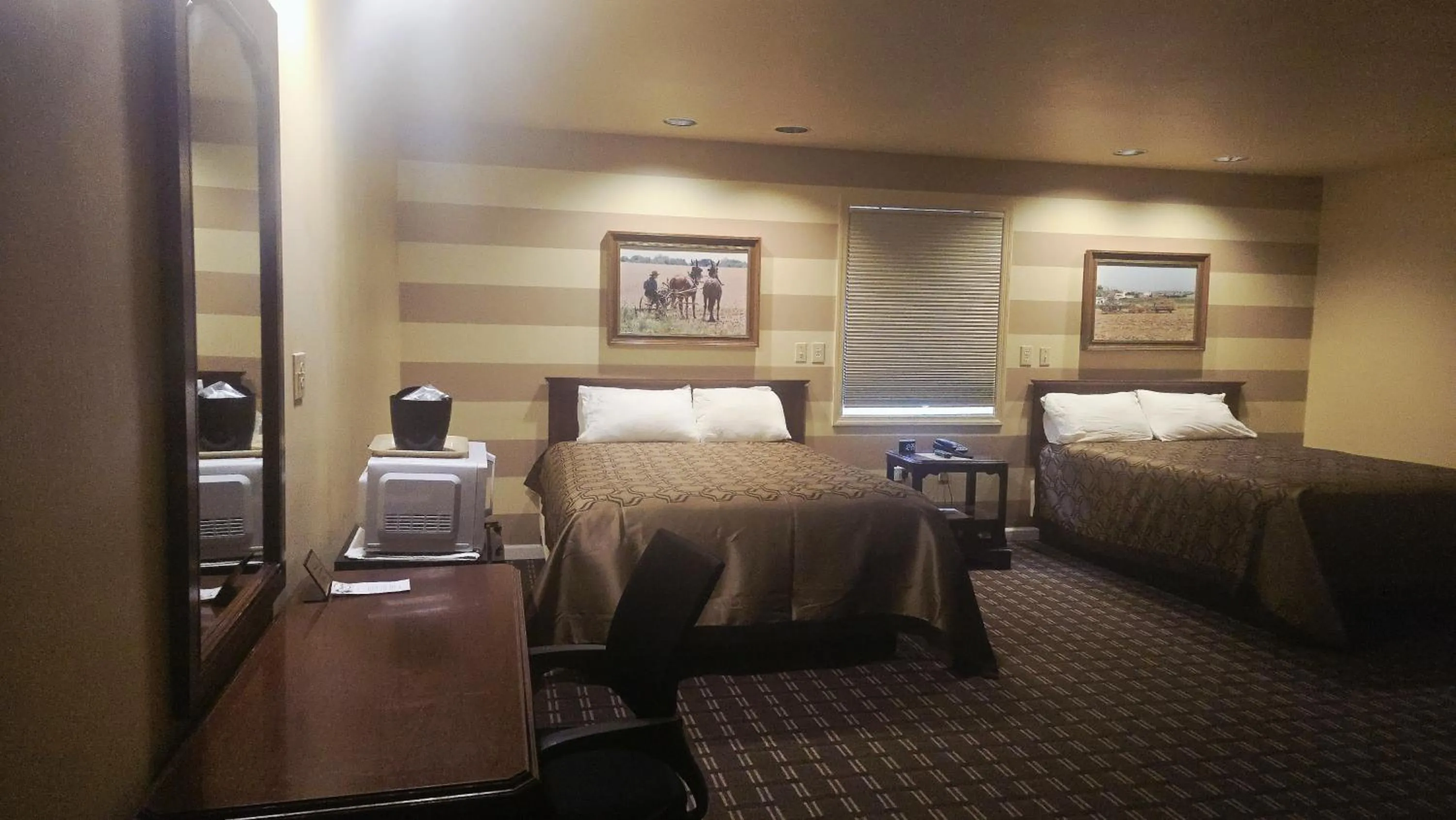 Bed in Classic Inn Lancaster