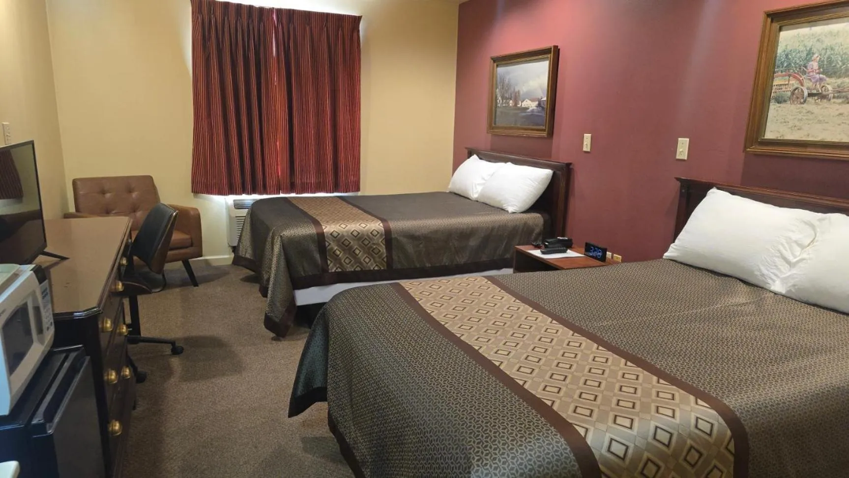 Bed in Classic Inn Lancaster