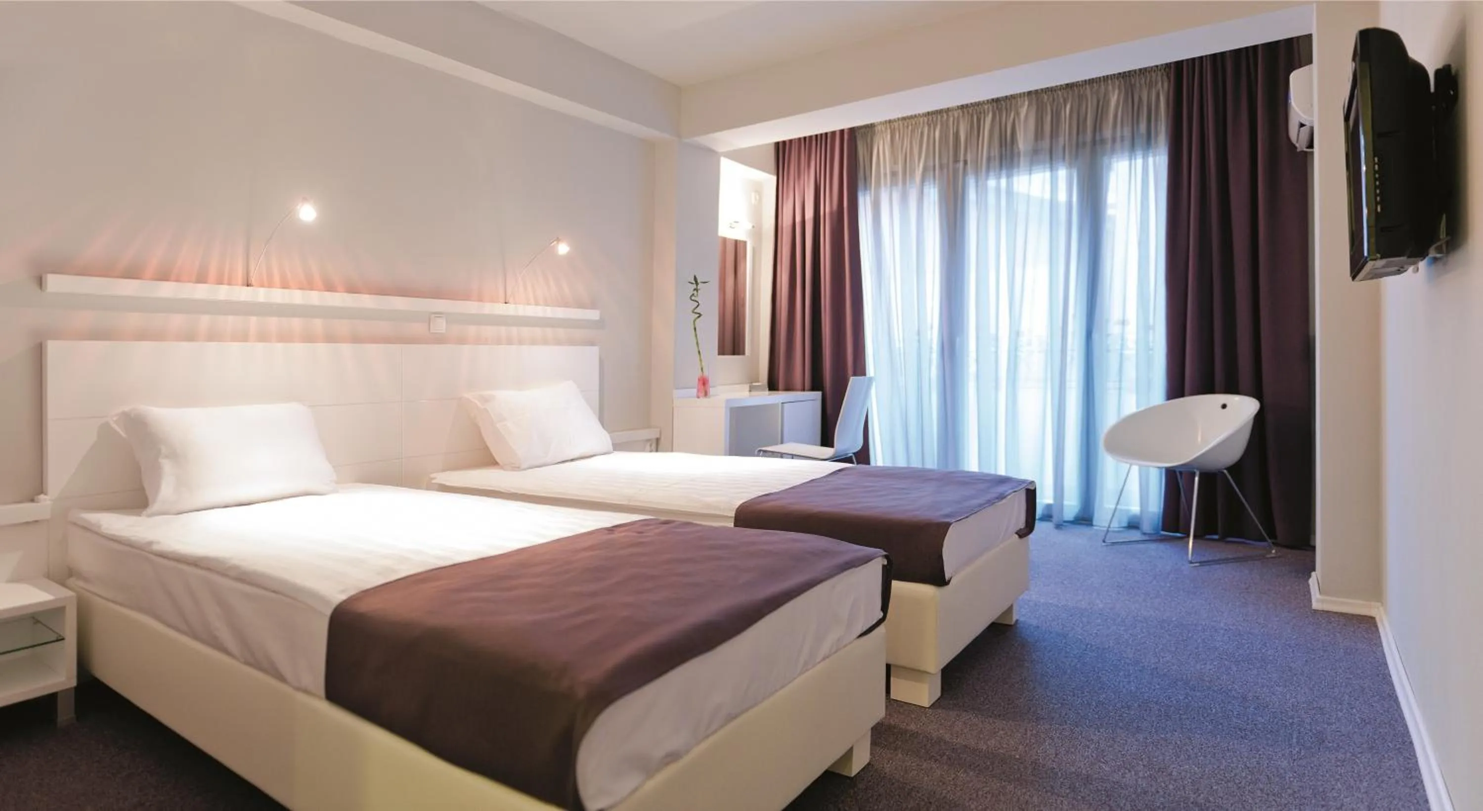 Bed in Leonardo Hotel