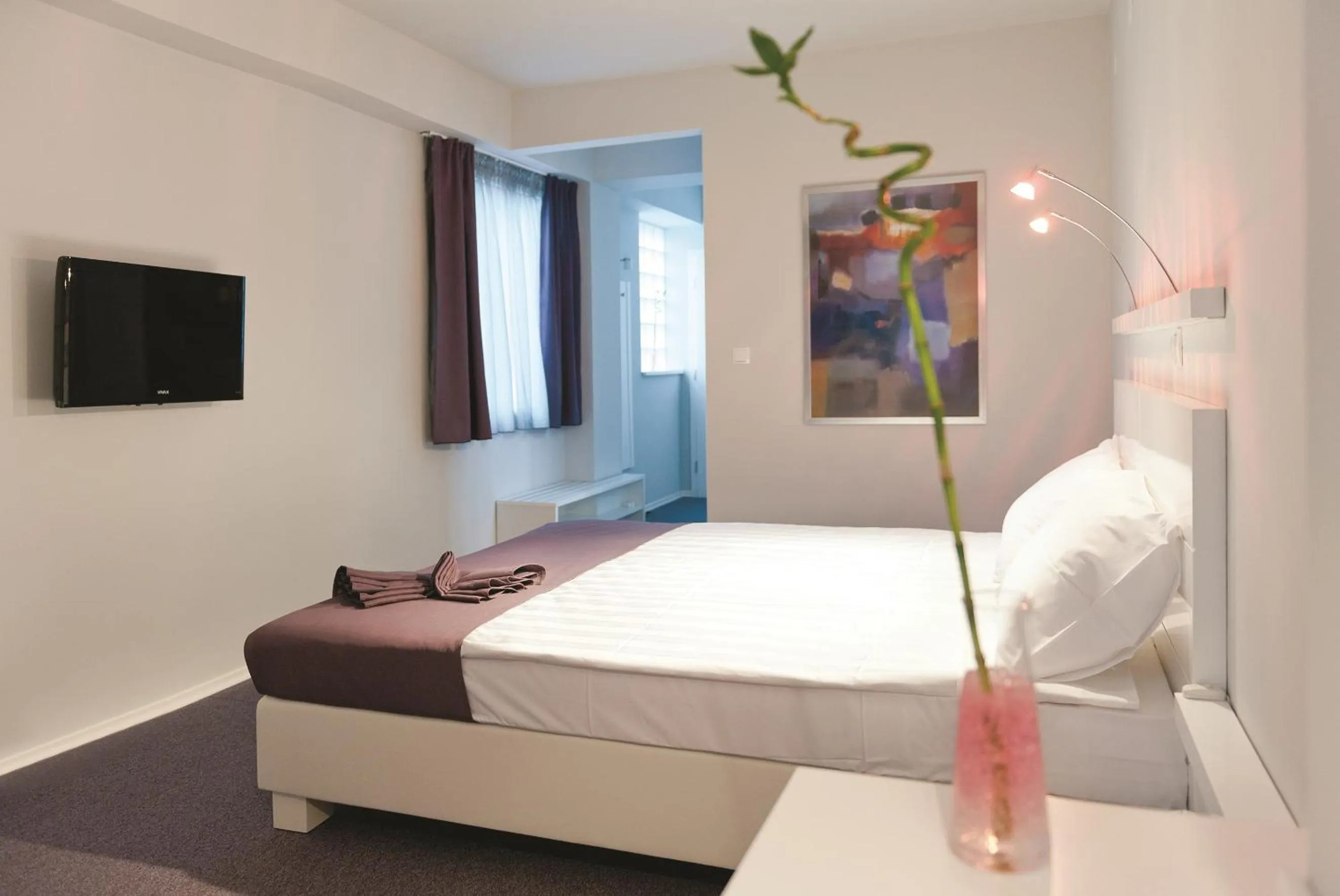 Bed in Leonardo Hotel