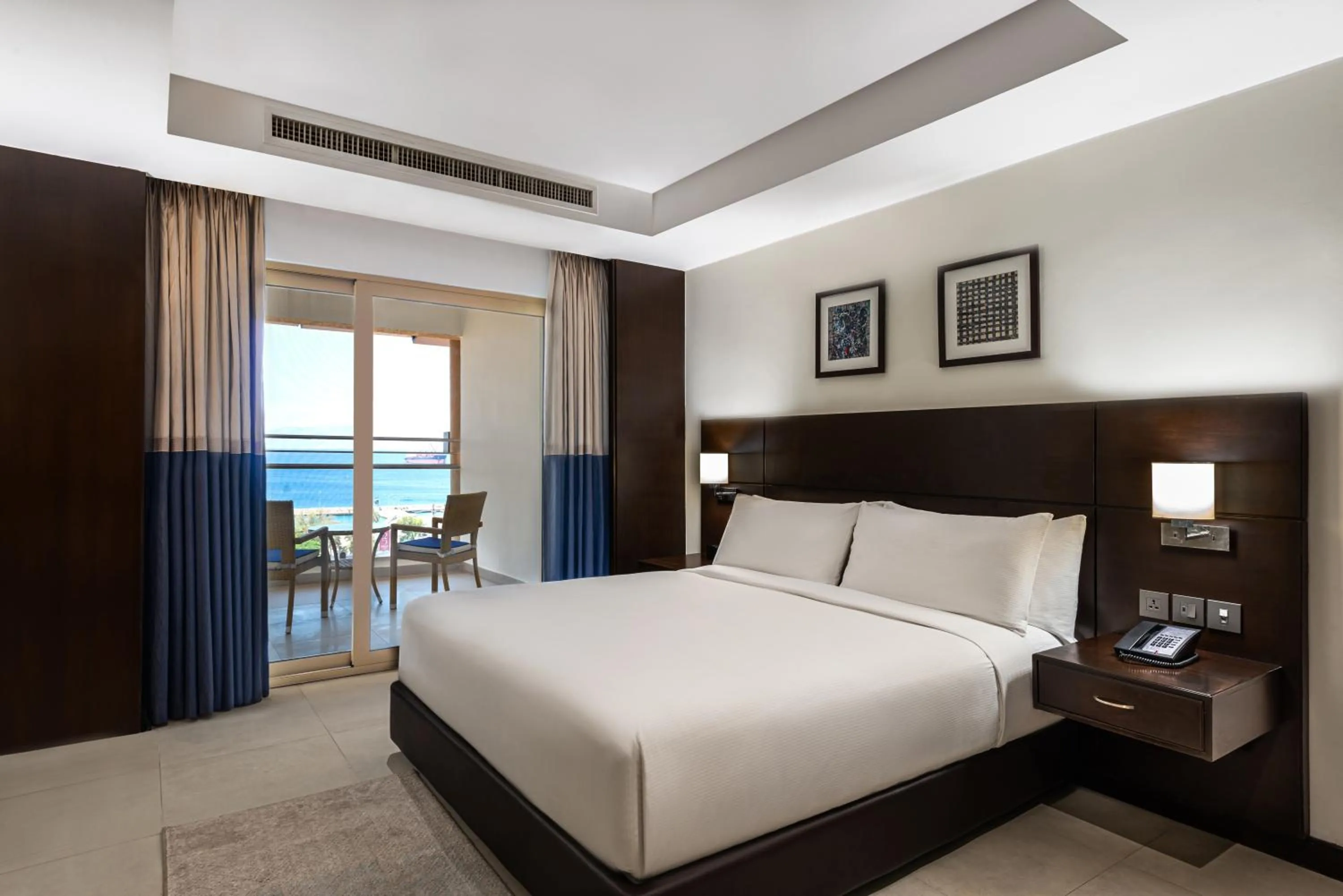 Bedroom, Bed in DoubleTree by Hilton Hotel Aqaba