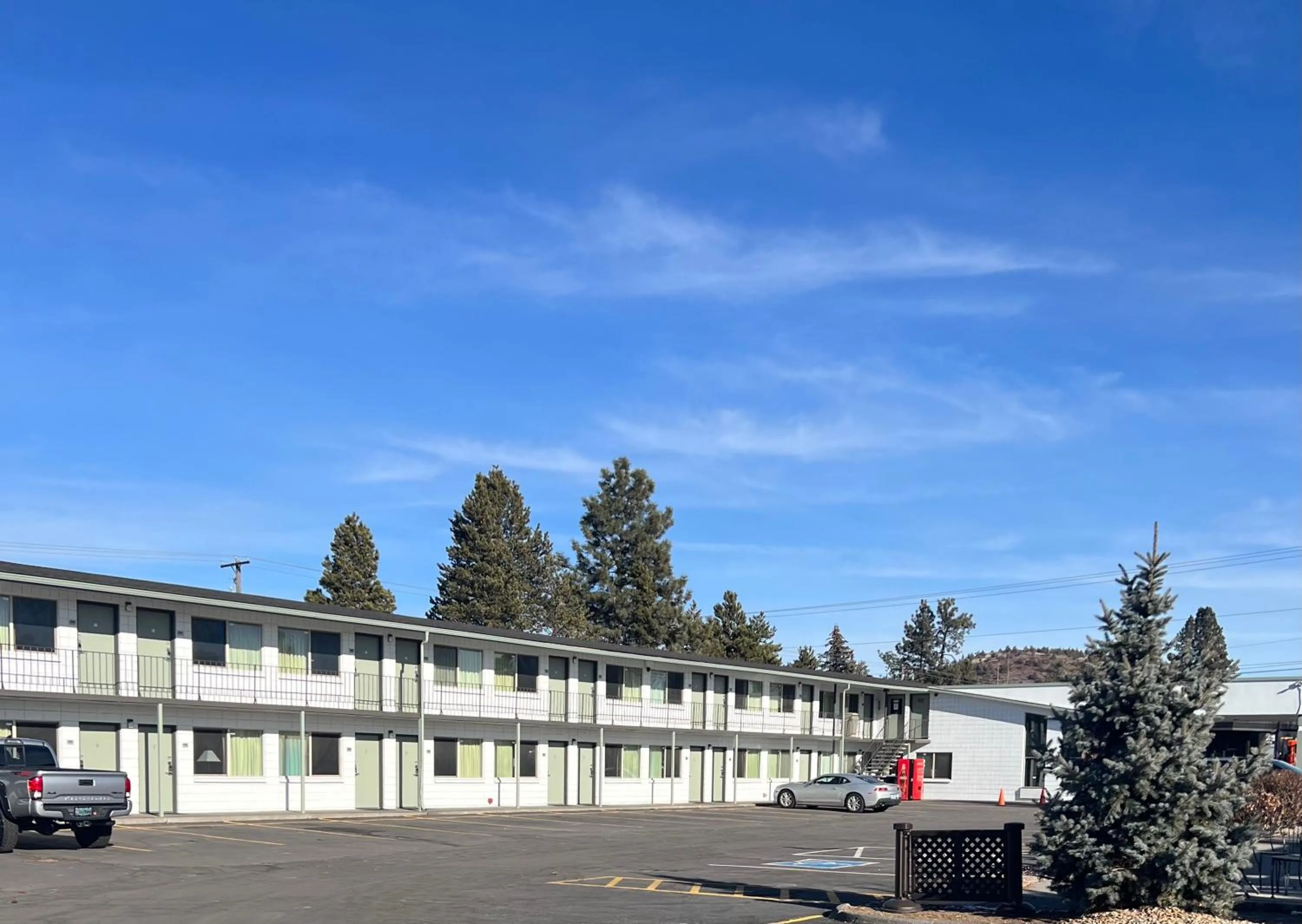 Property building in Bend Inn & Suites