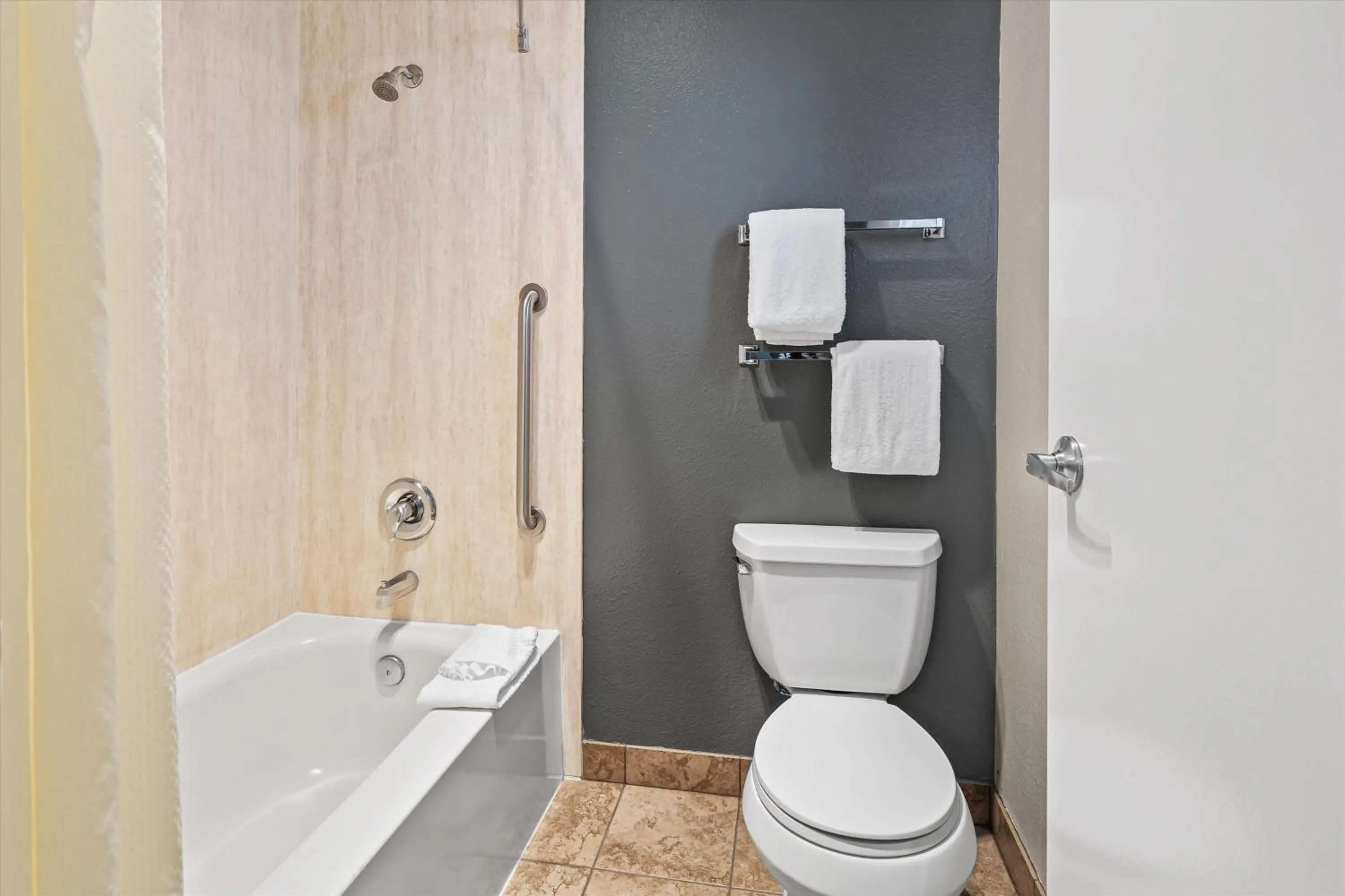 Bathroom in Bend Inn & Suites