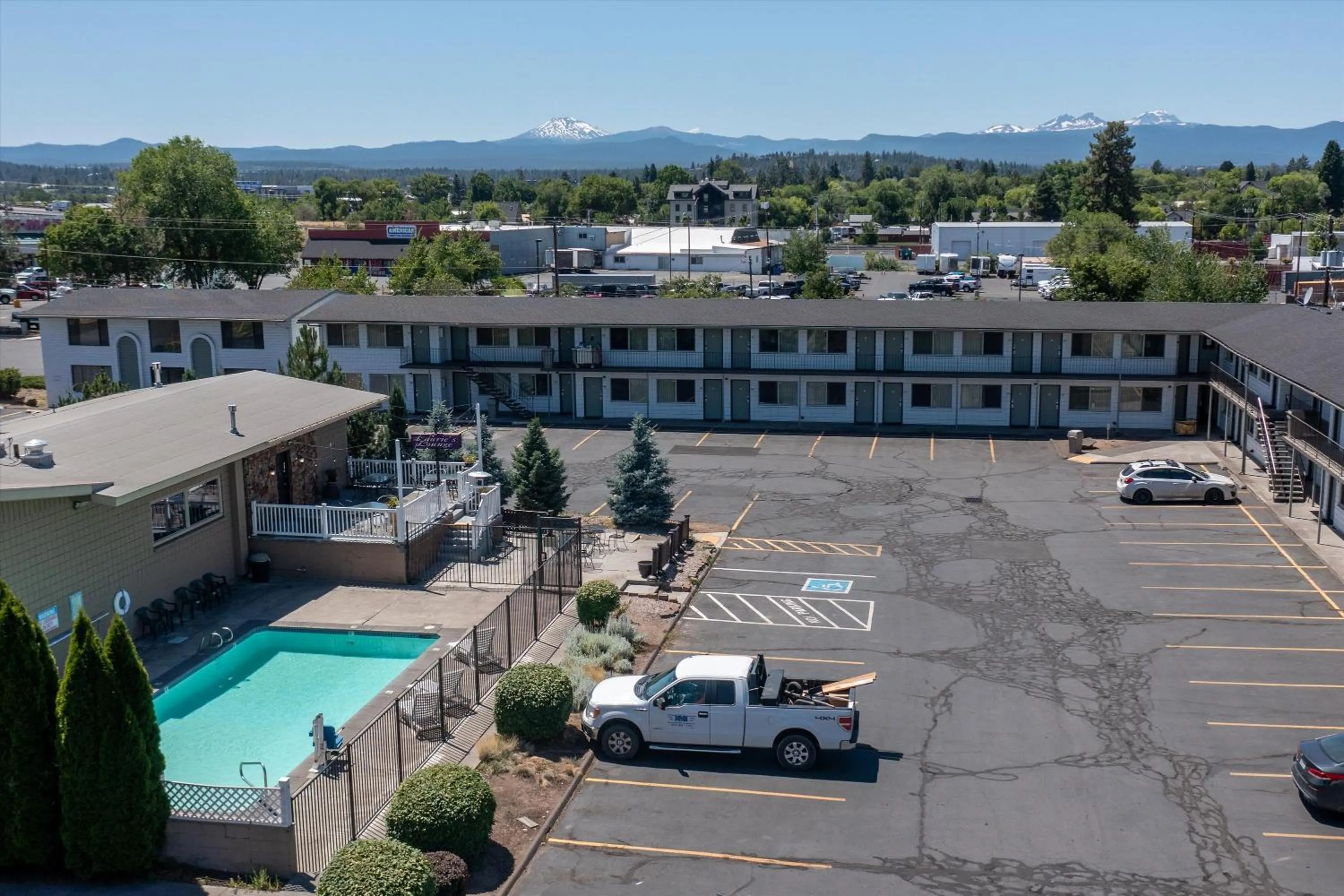 Property building in Bend Inn & Suites