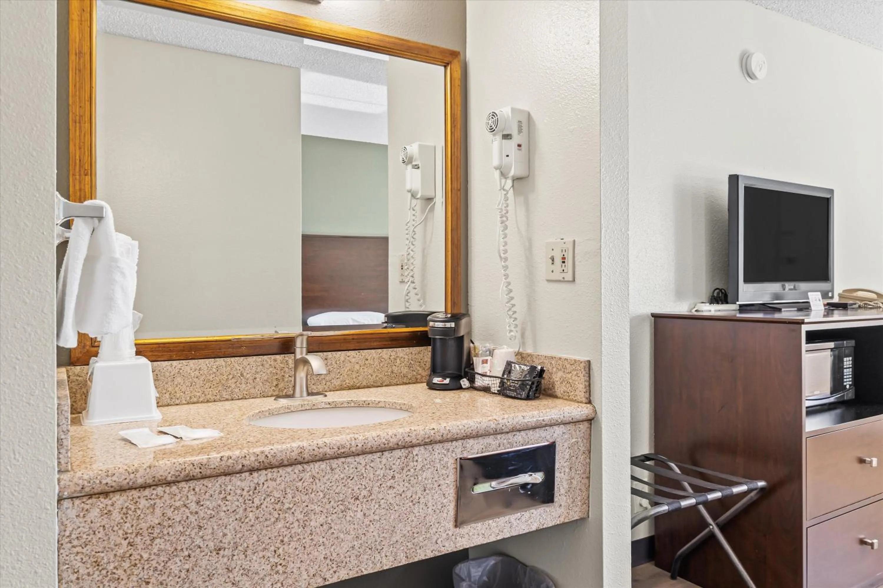 Bathroom in Bend Inn & Suites