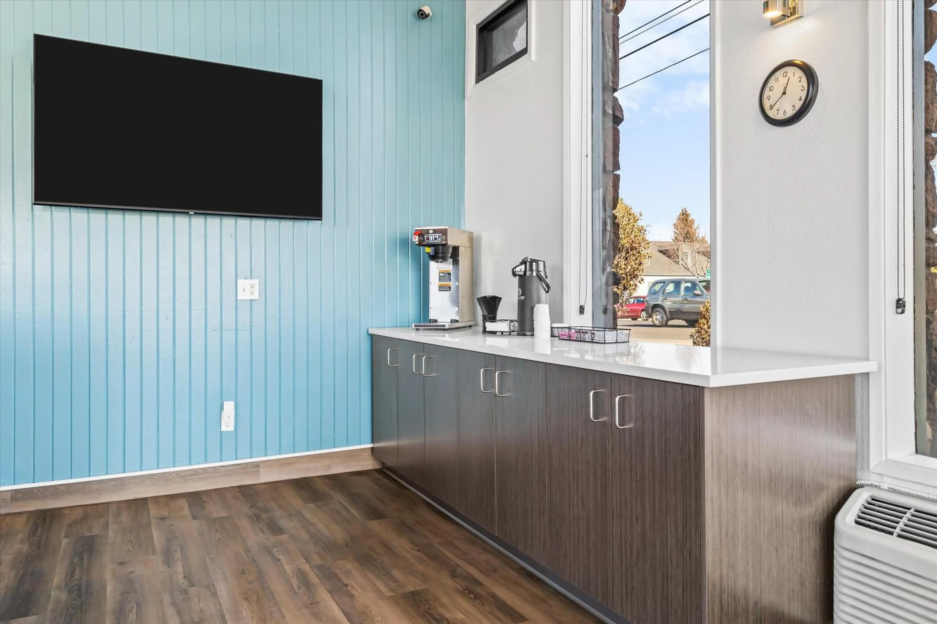 Coffee/tea facilities in Bend Inn & Suites