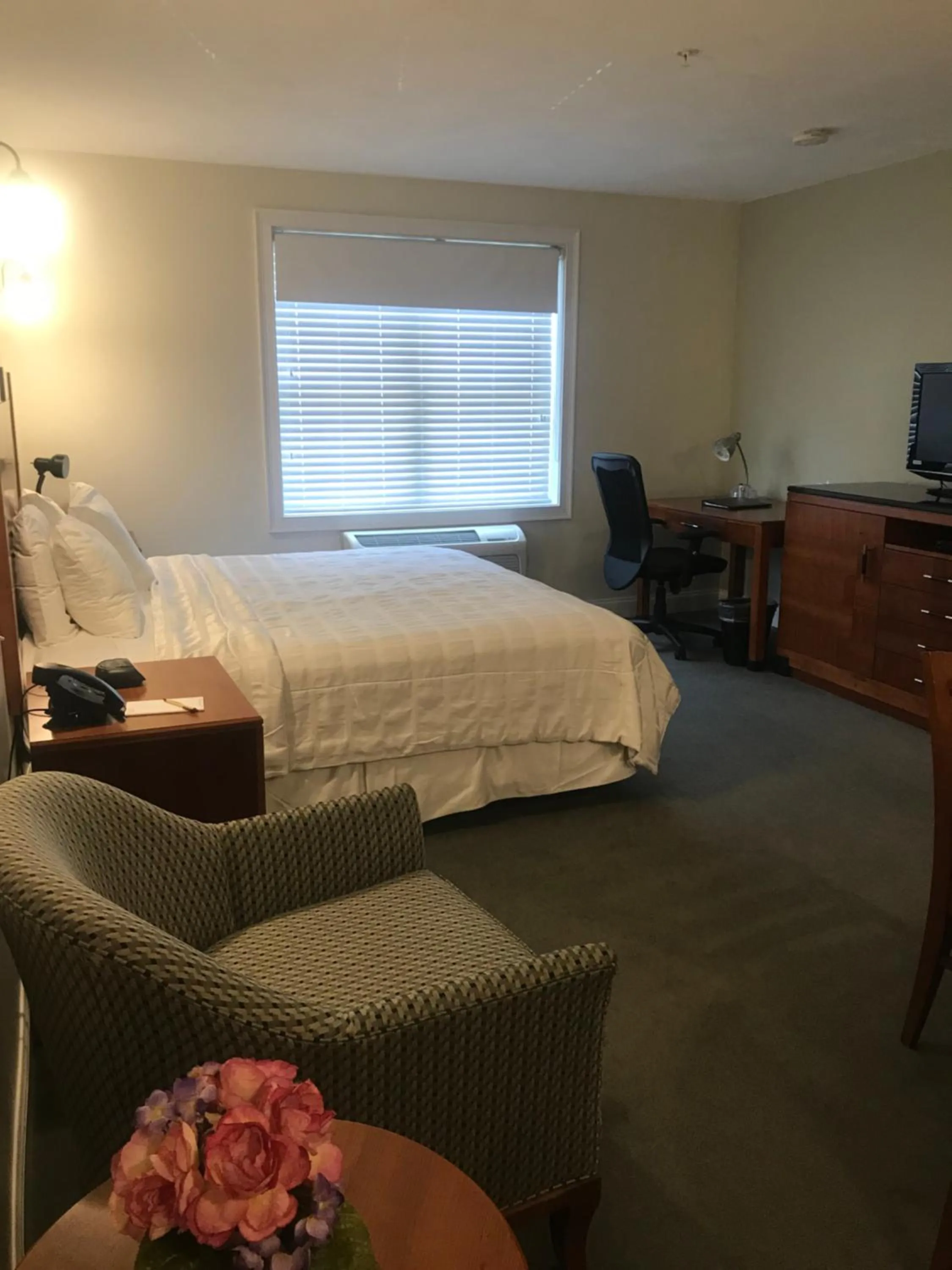 Bed in Crescent Suites Hotel