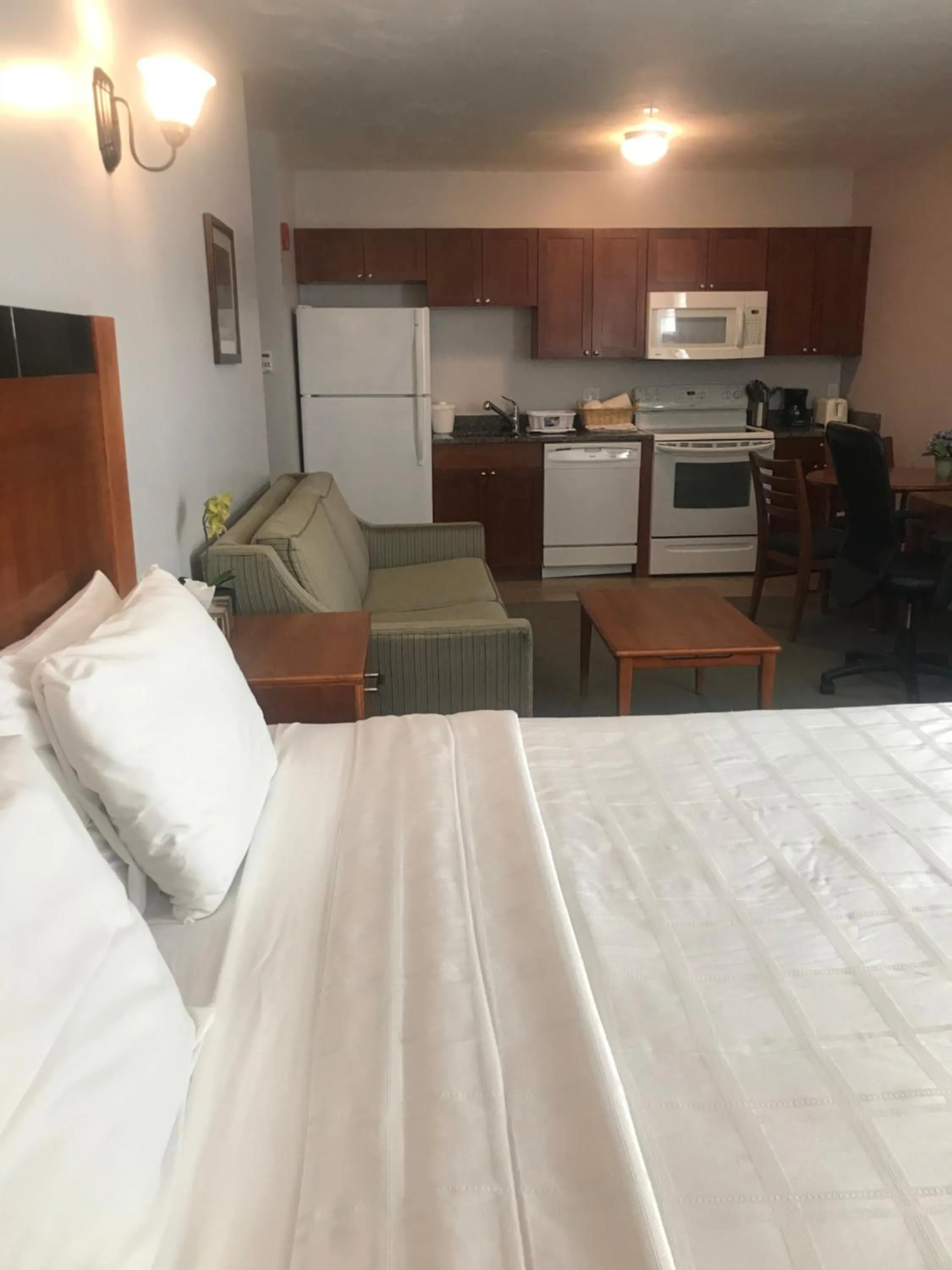 Bed in Crescent Suites Hotel