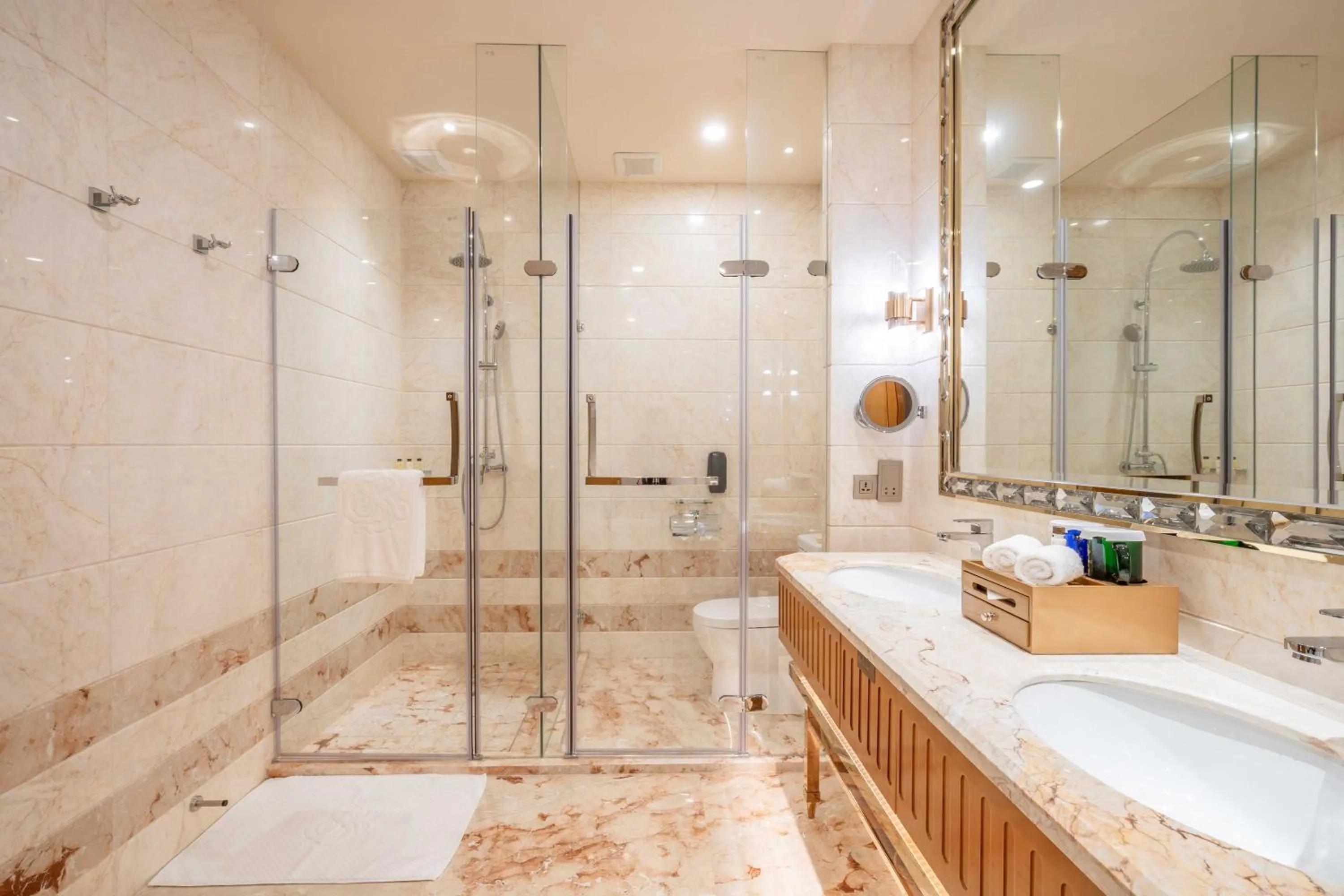 Shower in Chateau Star River Shaanxi