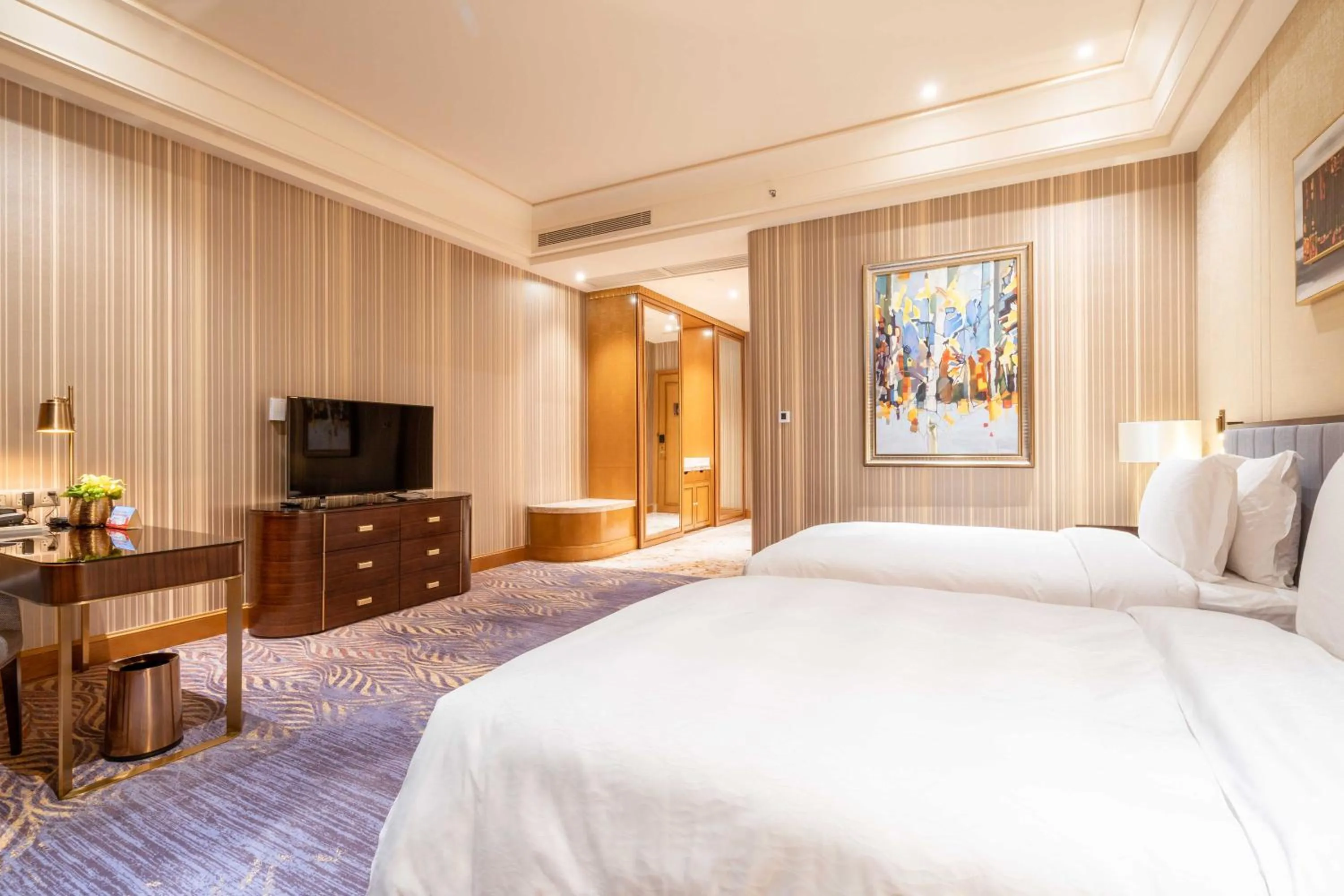 Photo of the whole room, Bed in Chateau Star River Shaanxi