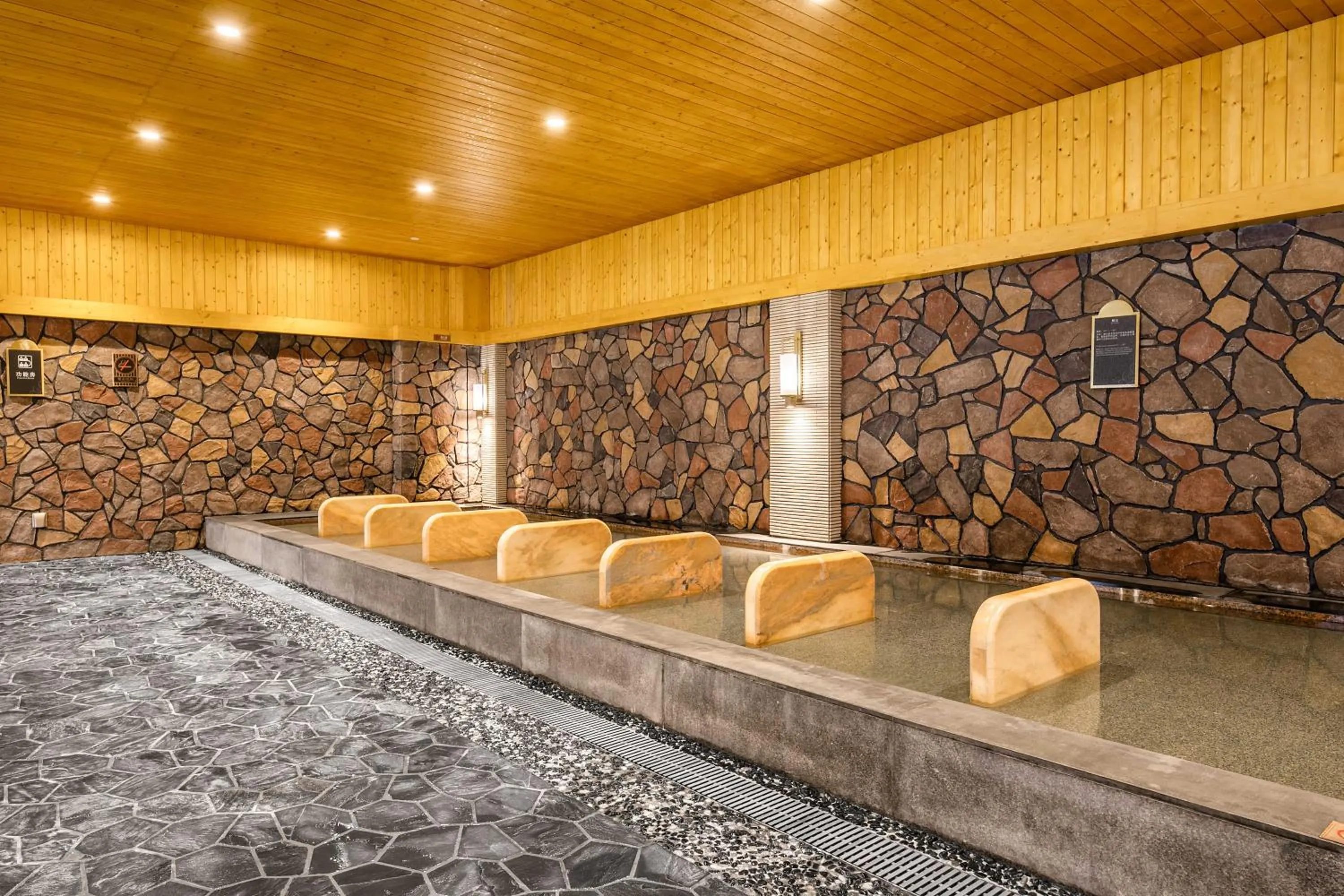 Hot Spring Bath in Chateau Star River Shaanxi