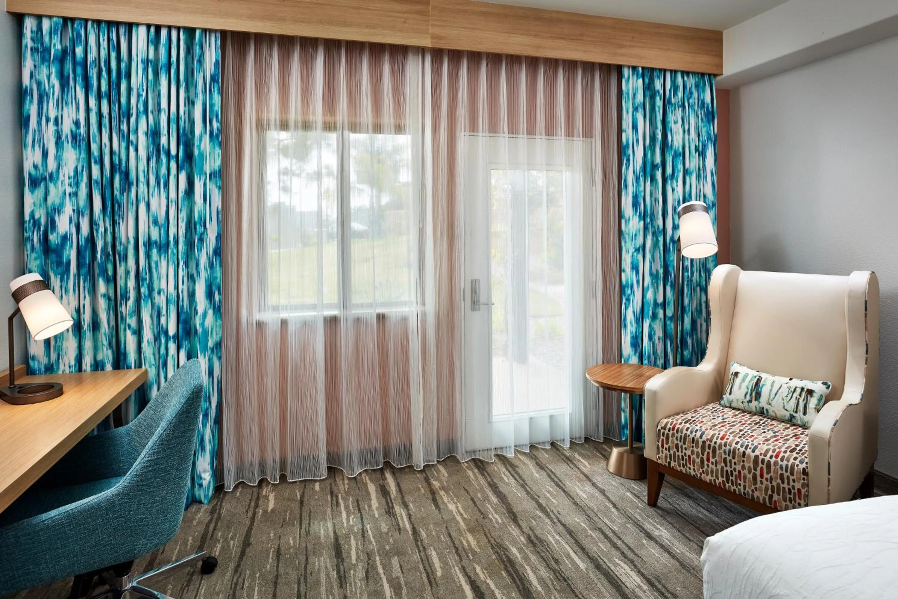 Seating area, Bed in Hilton Garden Inn San Luis Obispo/Pismo Beach