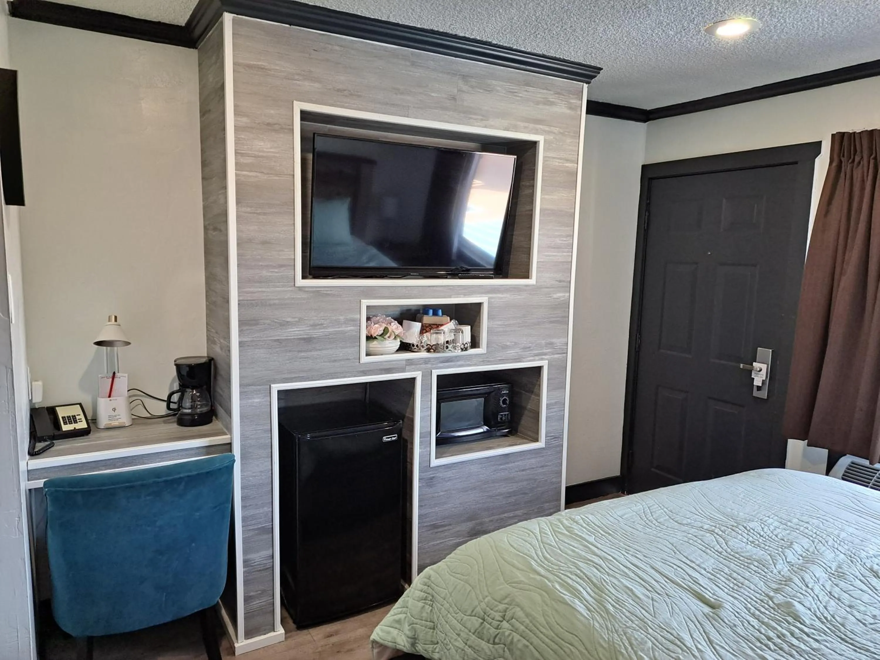 Bed in Dunes Motel - Bend