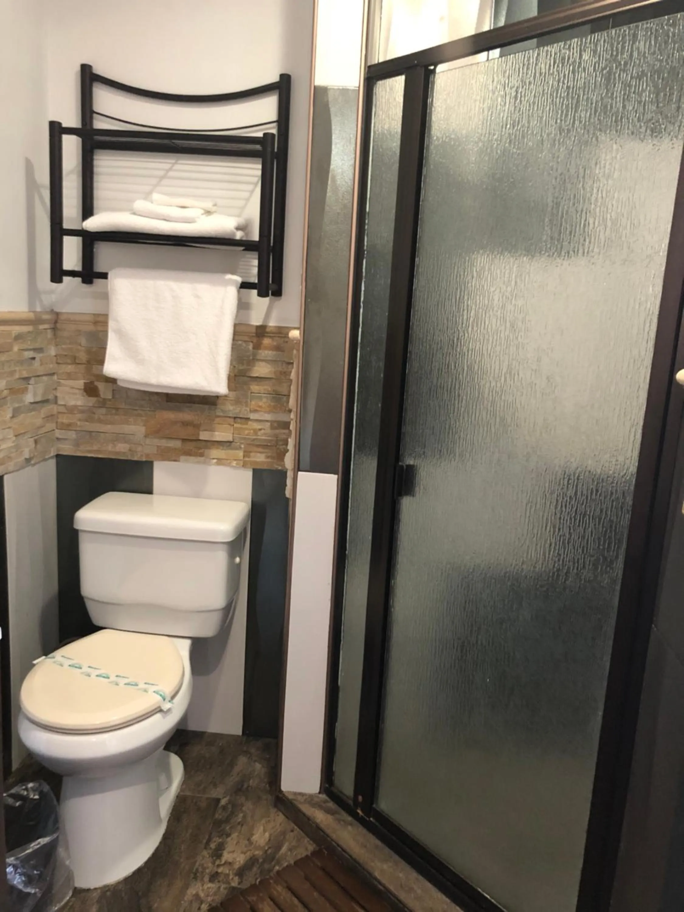 Bathroom in Dunes Motel - Bend