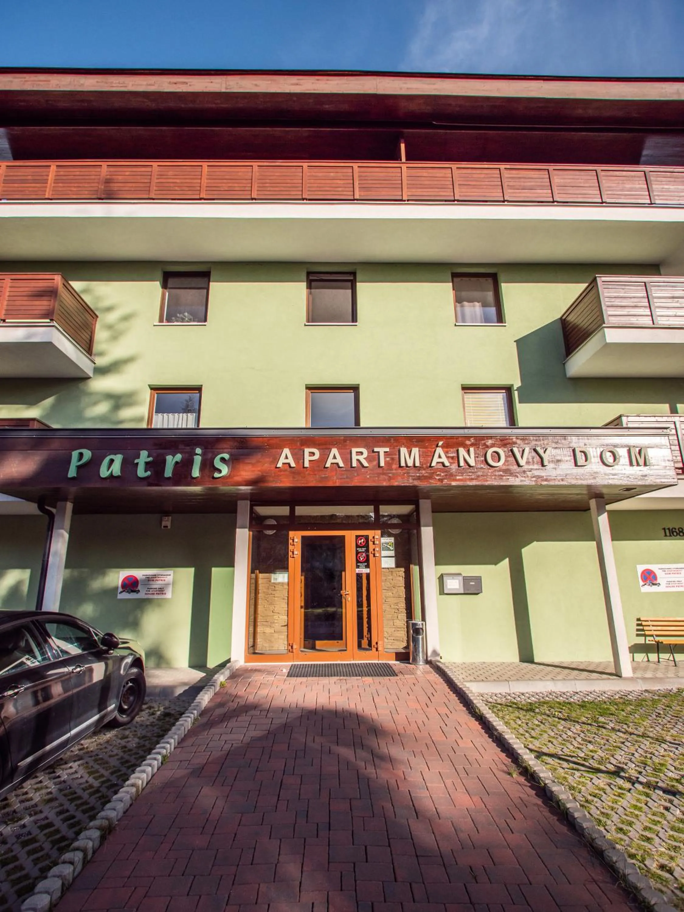 Facade/entrance in Apartman Patris 33