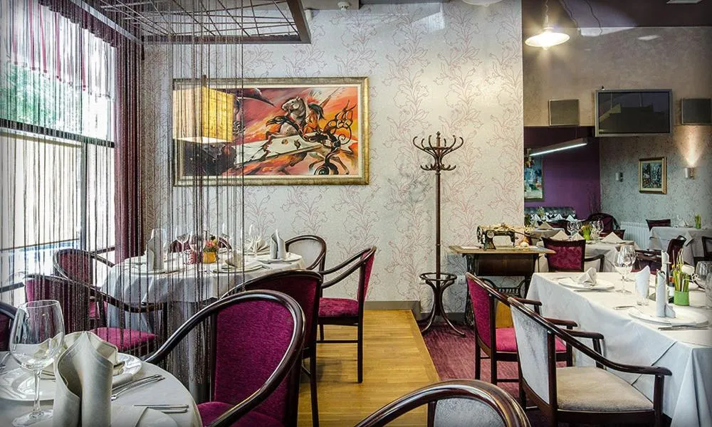 Restaurant/places to eat in Alliance Hotel