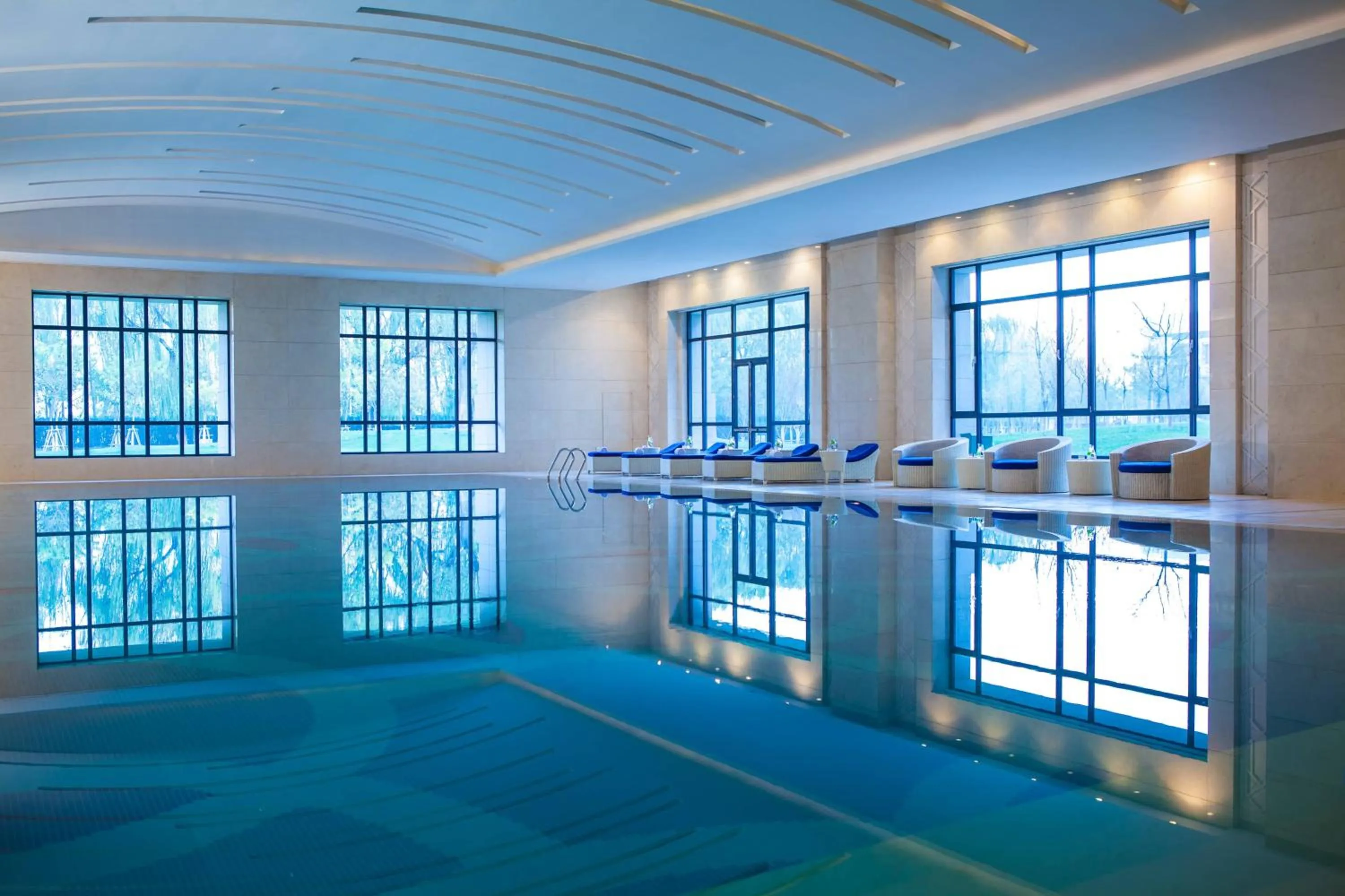 Swimming pool in Renaissance Tianjin Lakeview Hotel