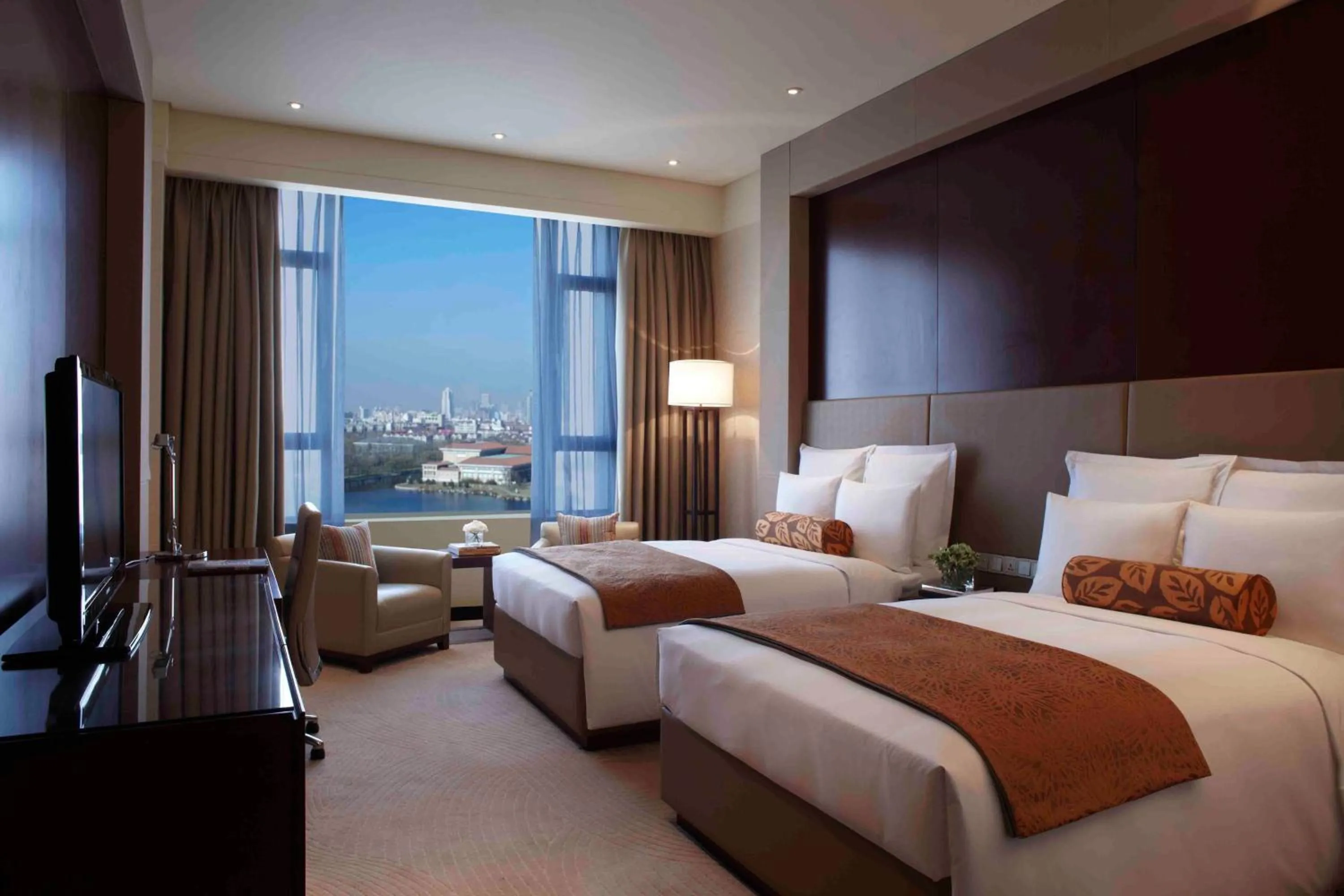 Photo of the whole room, Bed in Renaissance Tianjin Lakeview Hotel