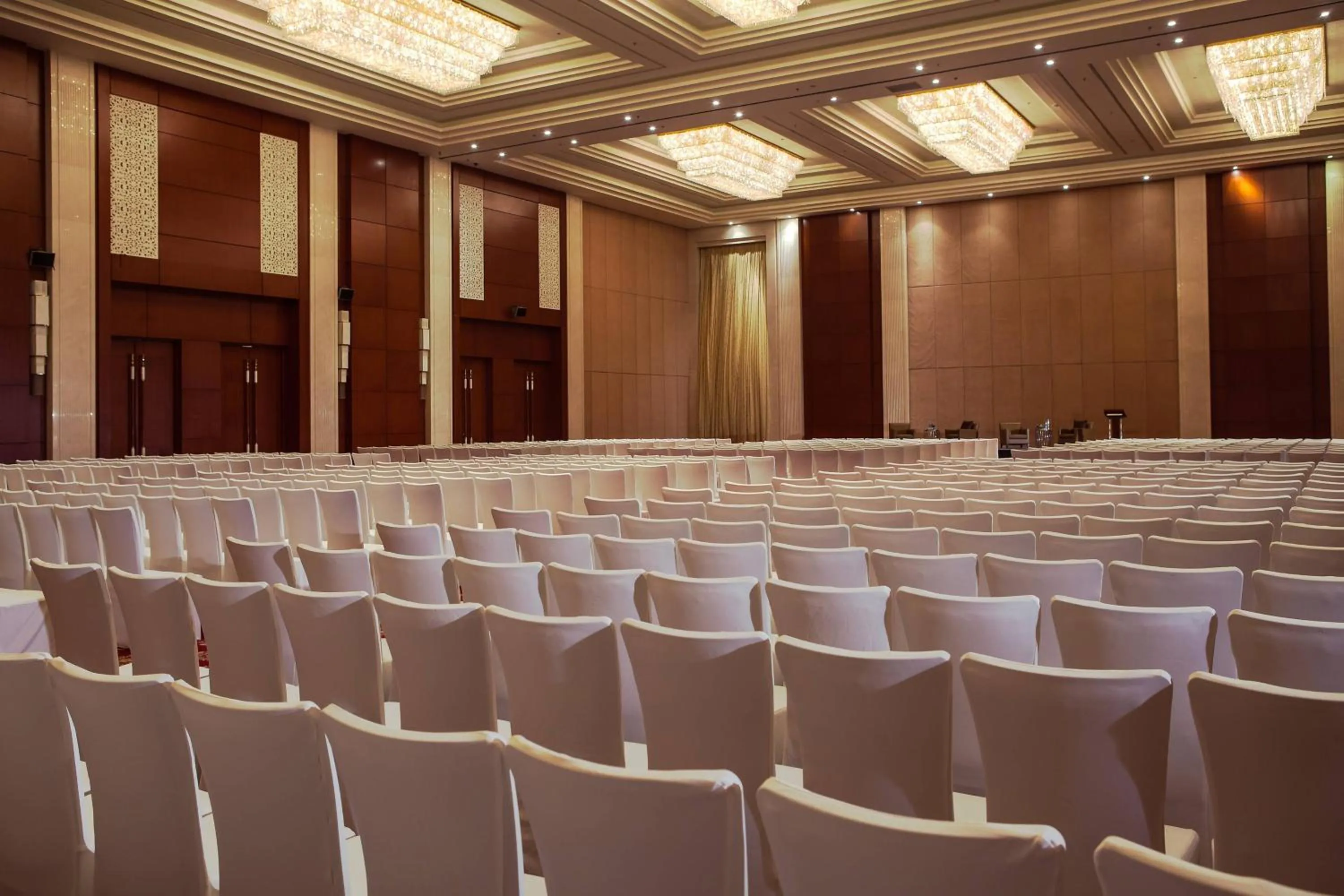 Meeting/conference room in Renaissance Tianjin Lakeview Hotel