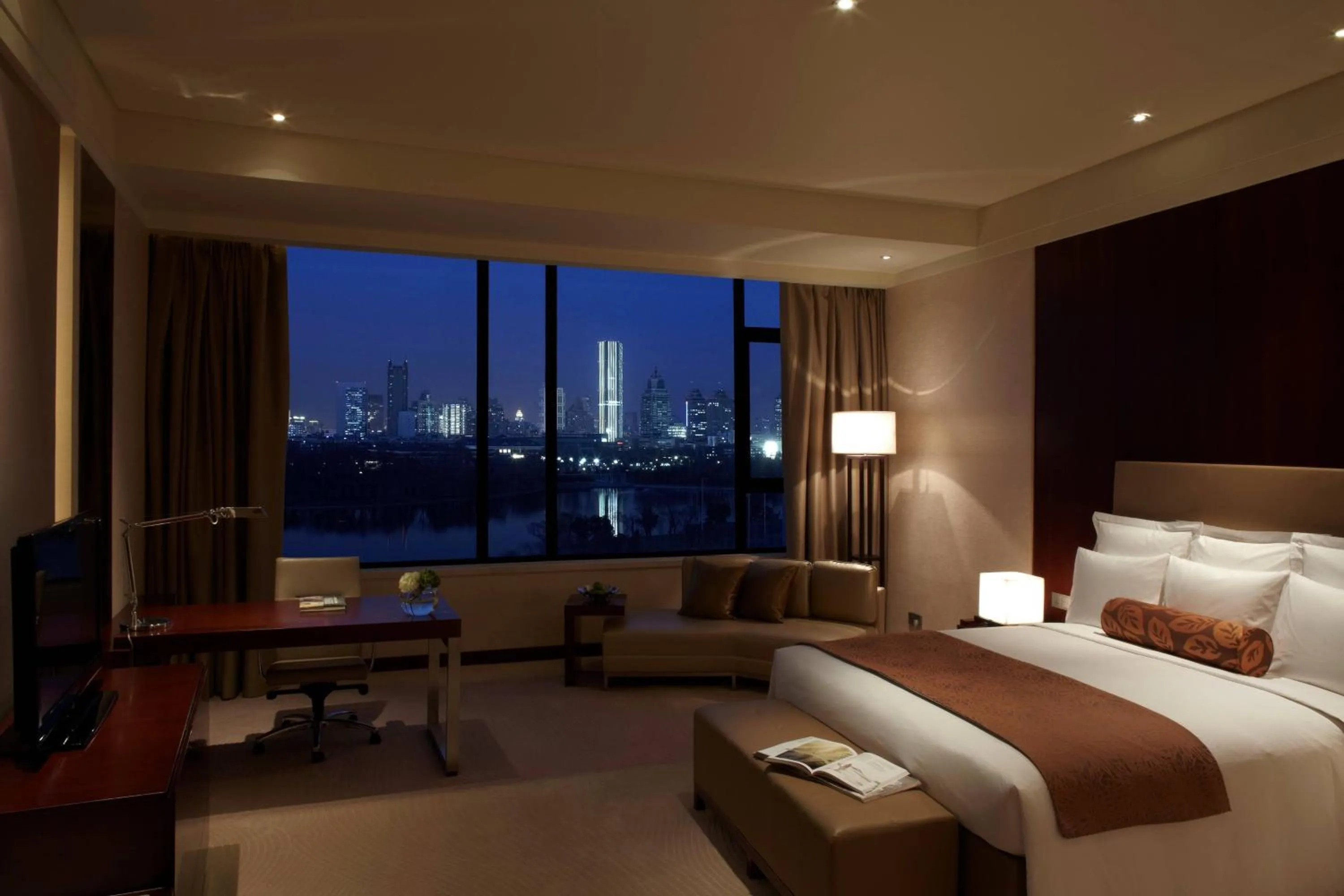 Photo of the whole room, Bed in Renaissance Tianjin Lakeview Hotel