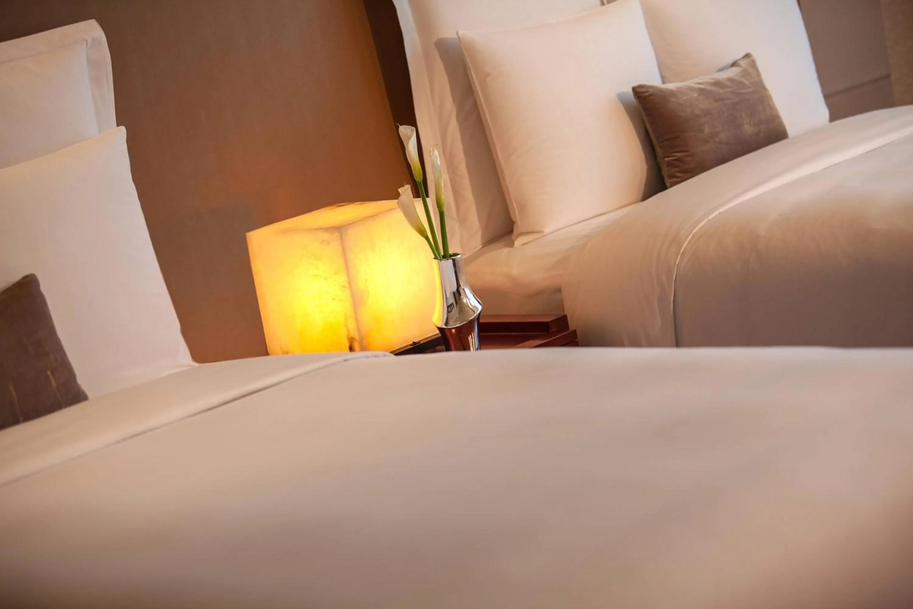 Photo of the whole room, Bed in Renaissance Tianjin Lakeview Hotel