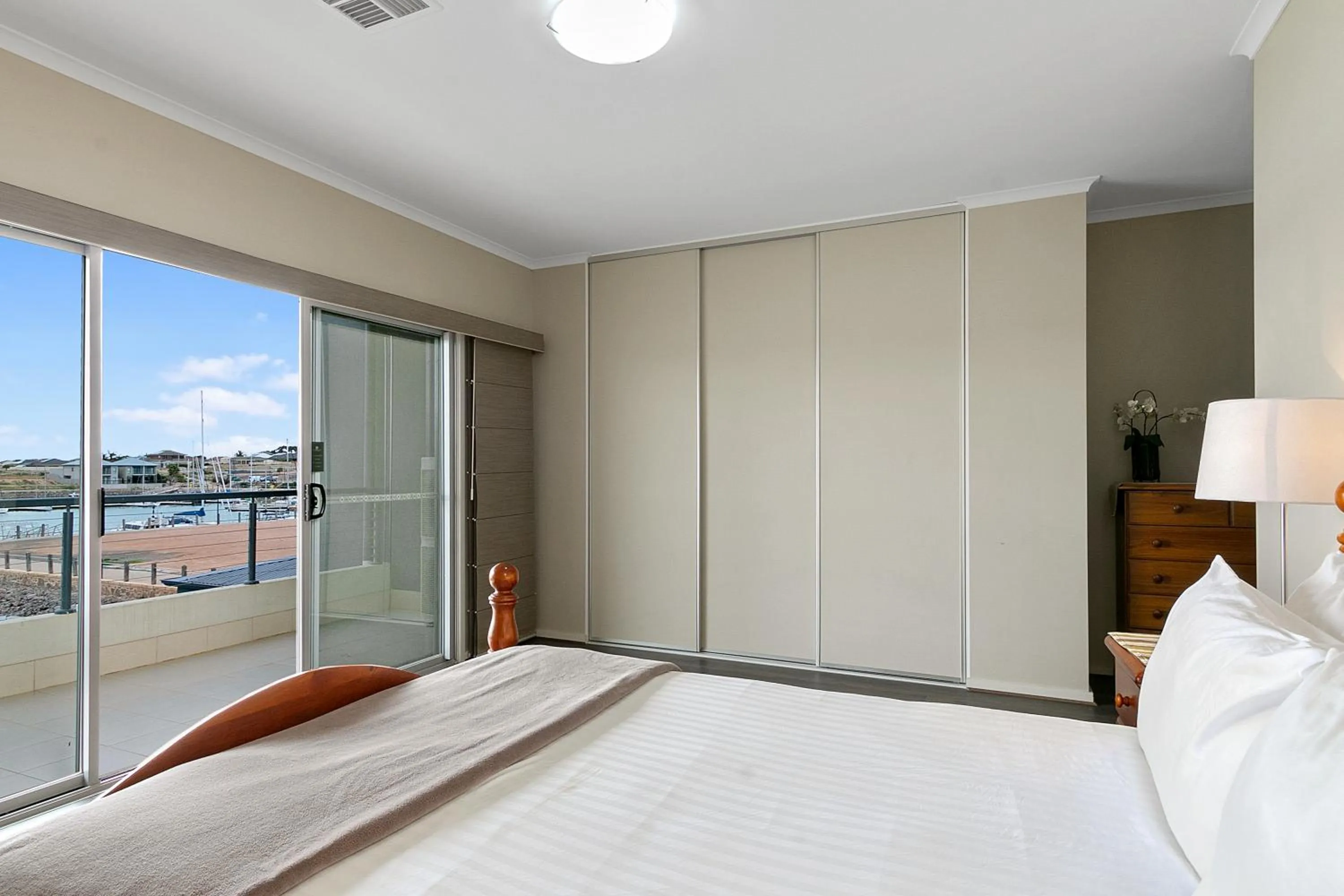 Bedroom, Bed in Wallaroo Marina Apartments