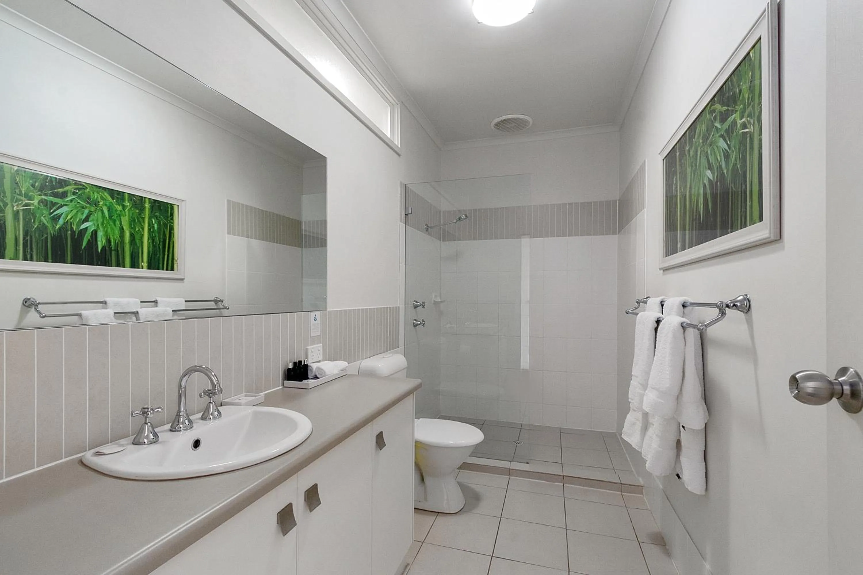 Bathroom in Wallaroo Marina Apartments