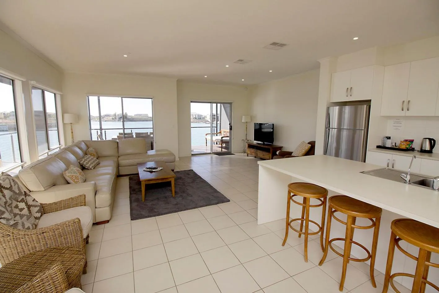 Kitchen or kitchenette in Wallaroo Marina Apartments