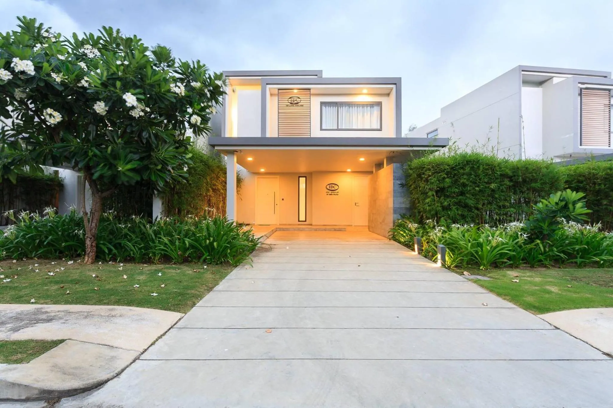 Facade/entrance in Clean & Quiet Villa - The Point Resort