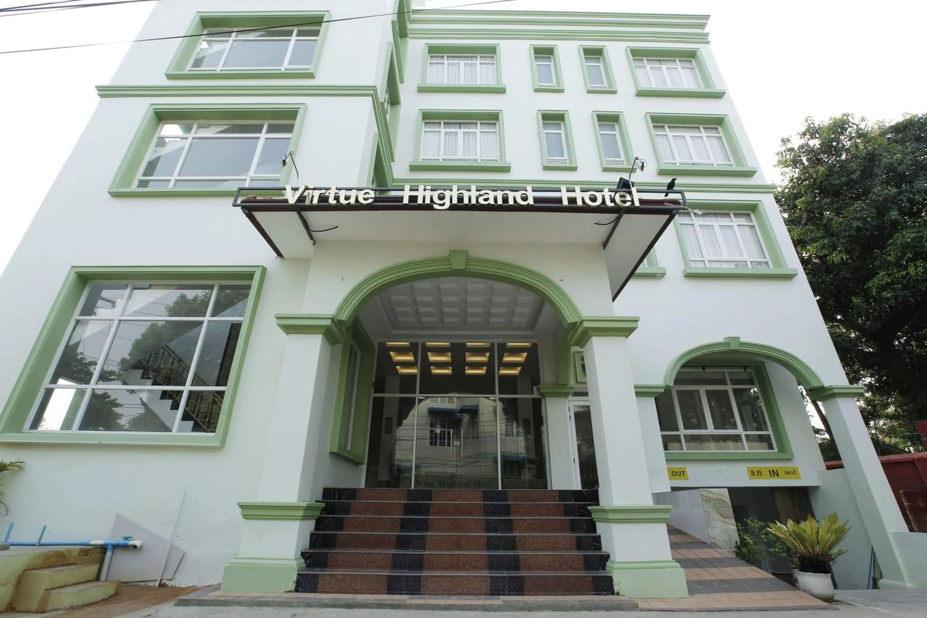 Facade/entrance in Virtue Highland Hotel
