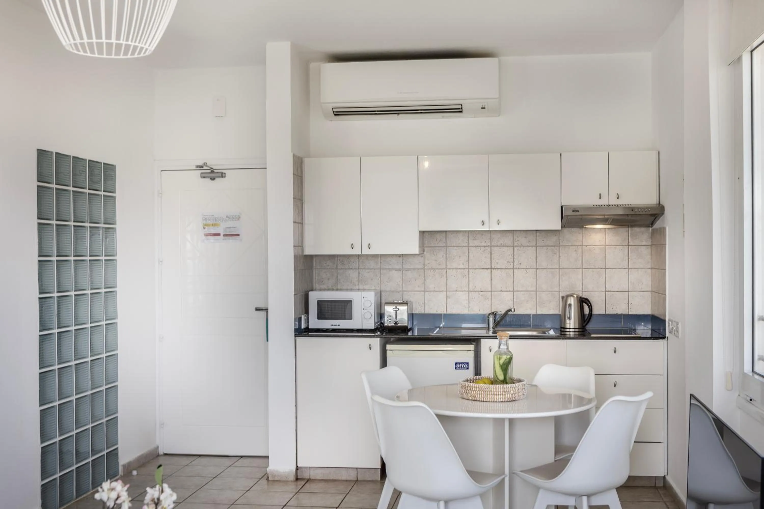 Kitchen or kitchenette in Lantiana Gardens ApartHotel