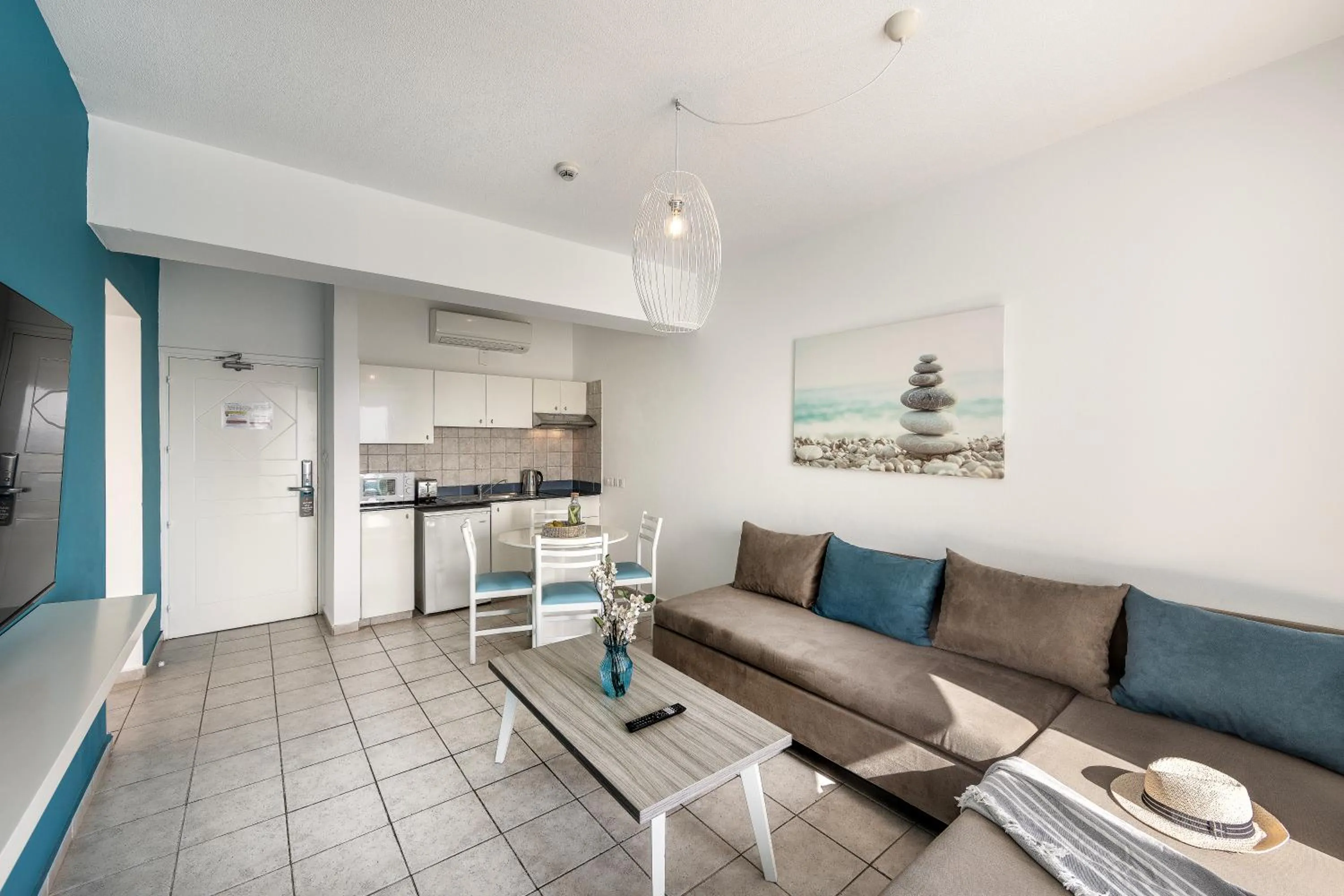 Kitchen or kitchenette in Lantiana Gardens ApartHotel