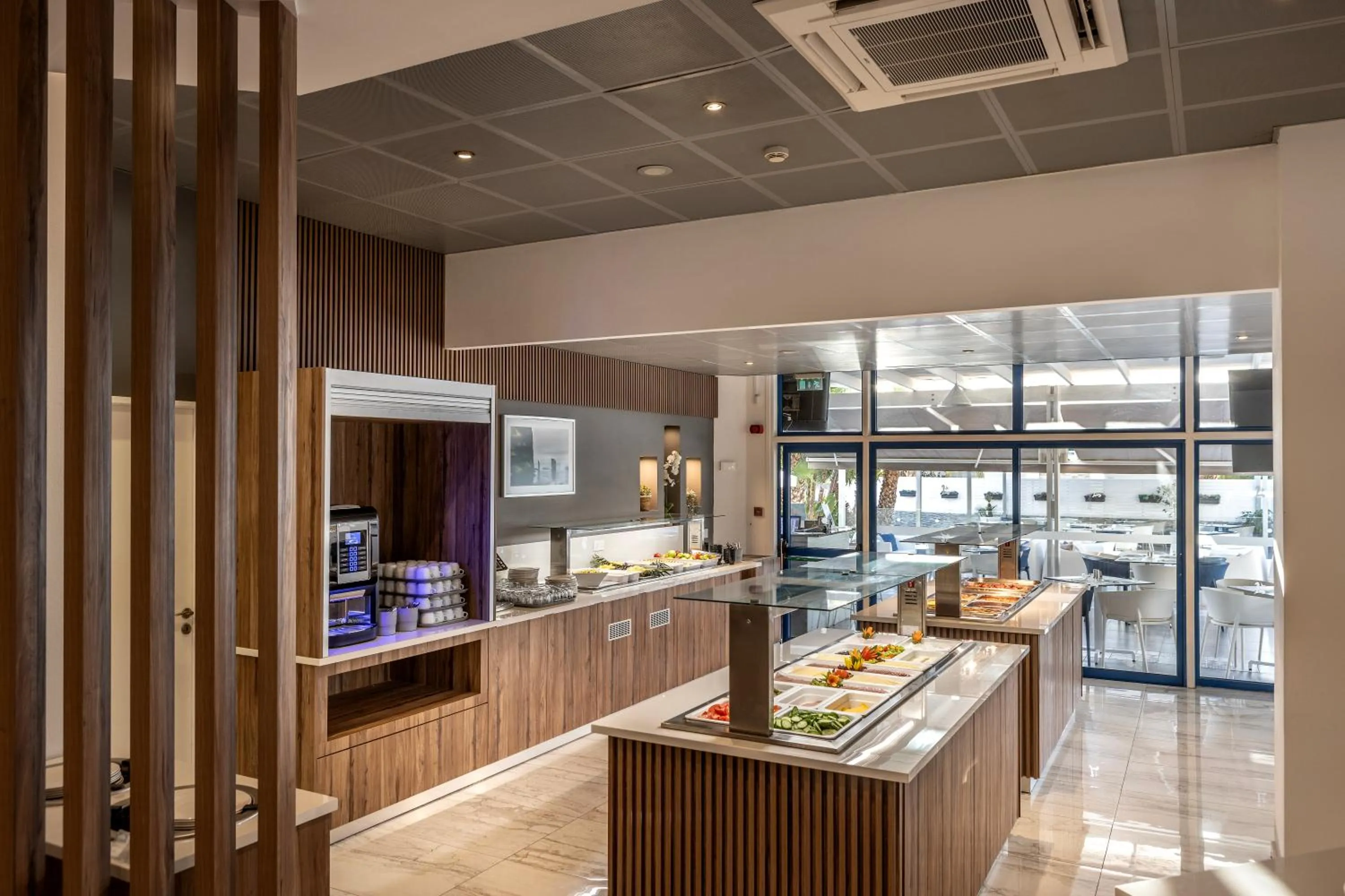 Restaurant/places to eat in Lantiana Gardens ApartHotel