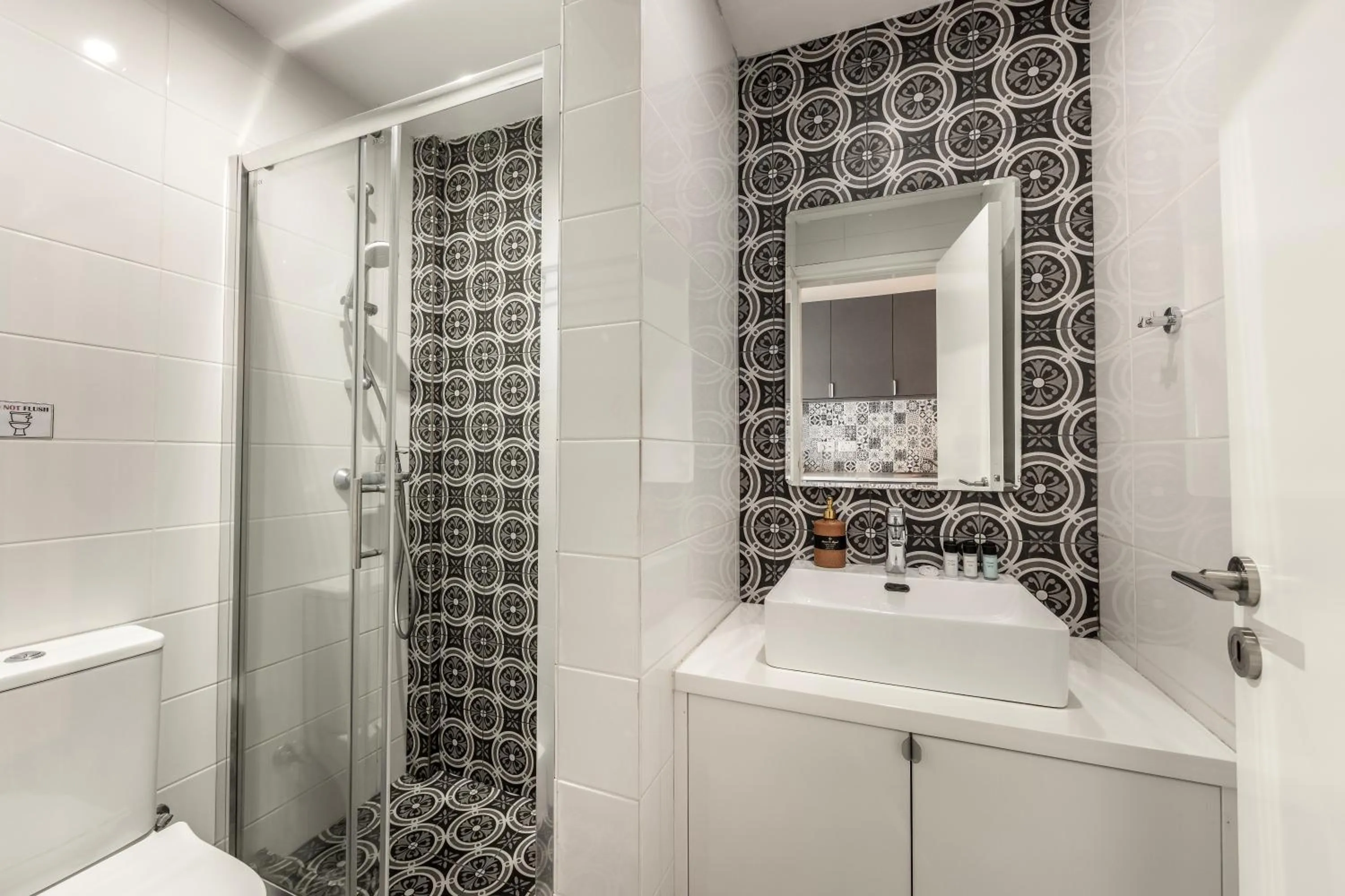 Shower in Lantiana Gardens ApartHotel