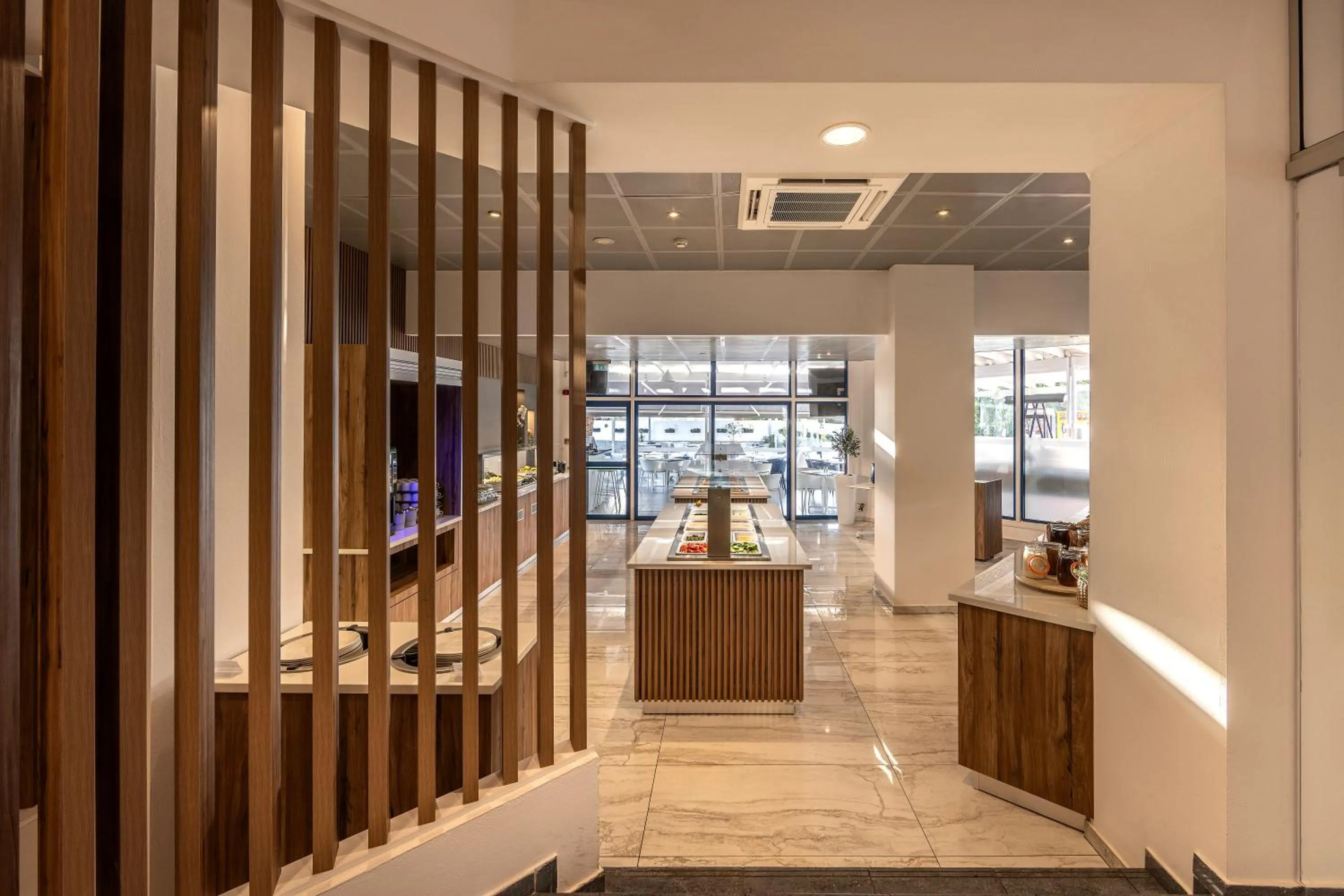 Restaurant/places to eat in Lantiana Gardens ApartHotel