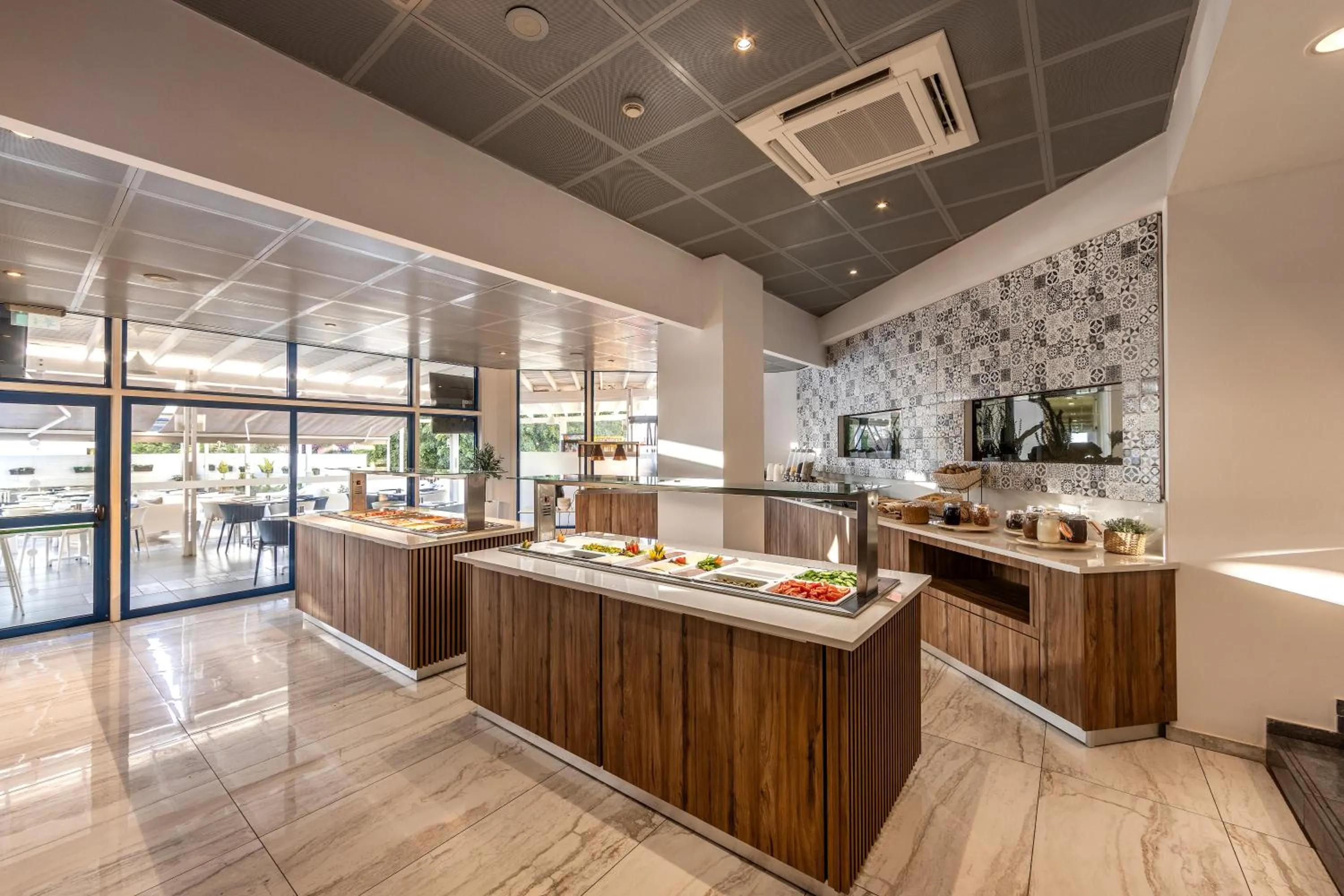 Restaurant/places to eat in Lantiana Gardens ApartHotel