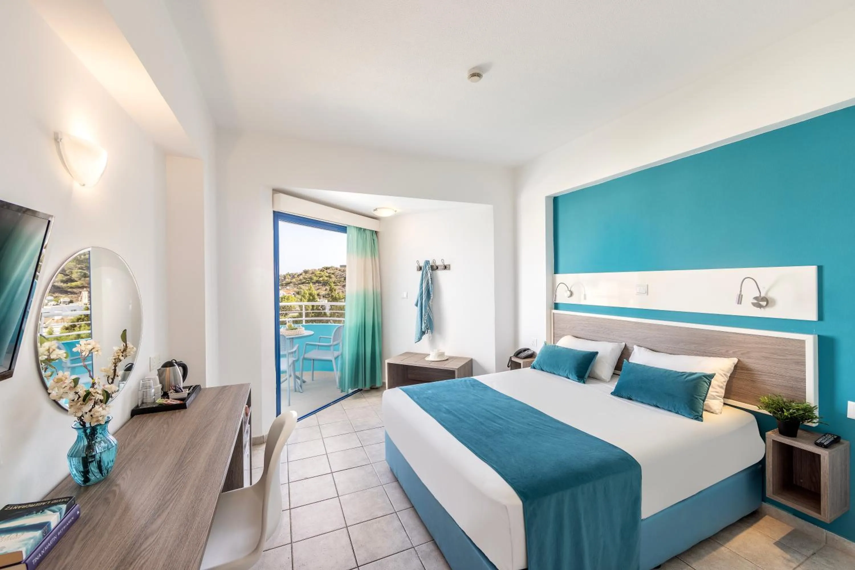 Coffee/tea facilities, Bed in Lantiana Gardens ApartHotel