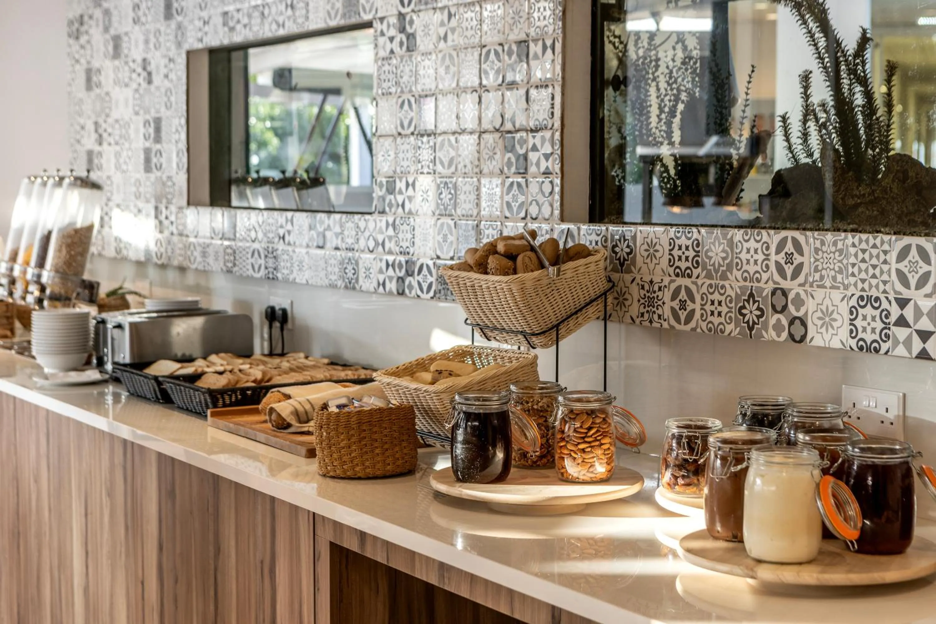 Restaurant/places to eat in Lantiana Gardens ApartHotel