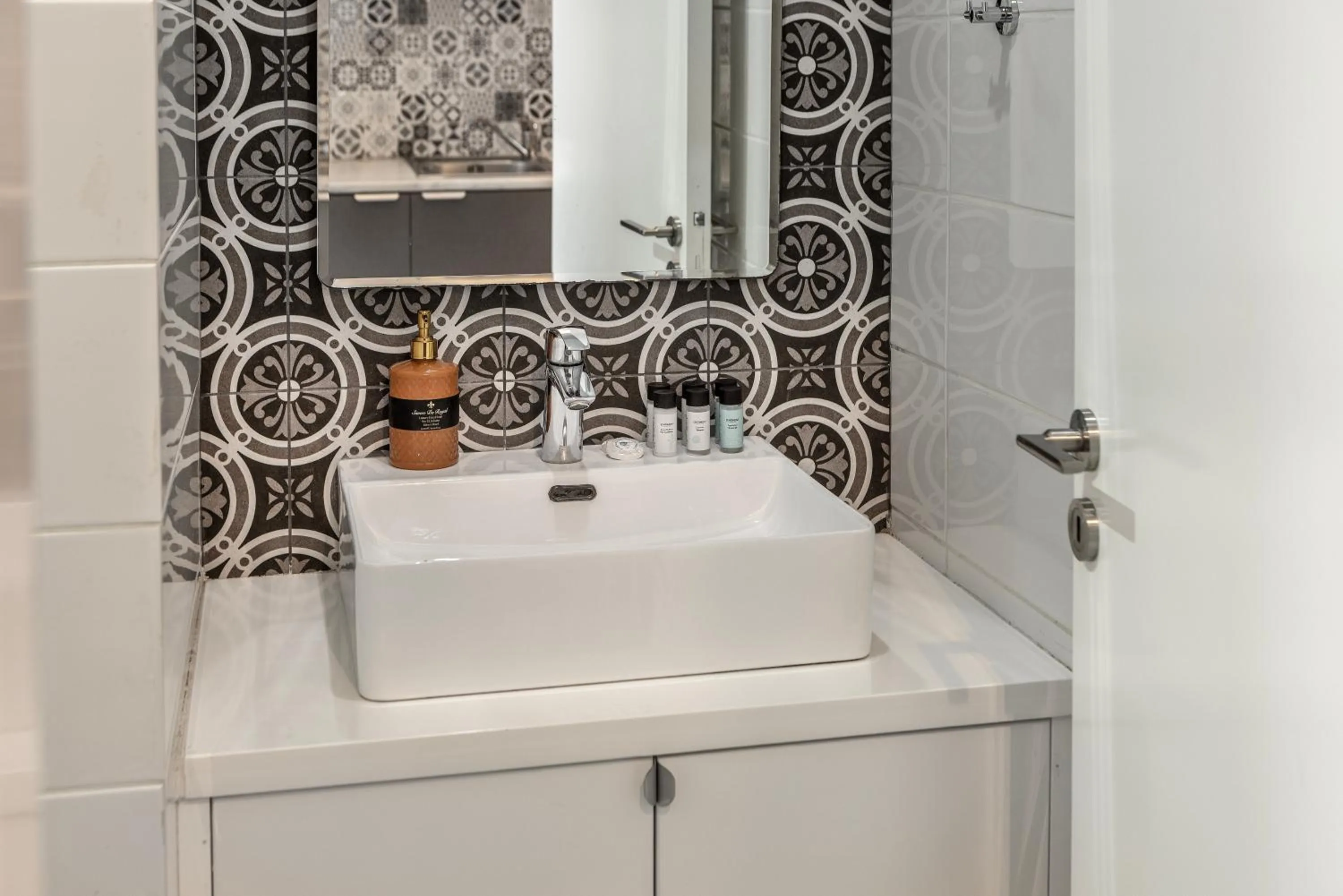 Bathroom in Lantiana Gardens ApartHotel