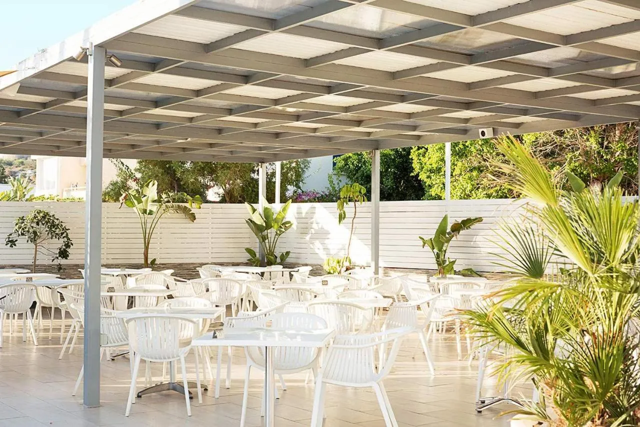 Restaurant/places to eat in Lantiana Gardens ApartHotel