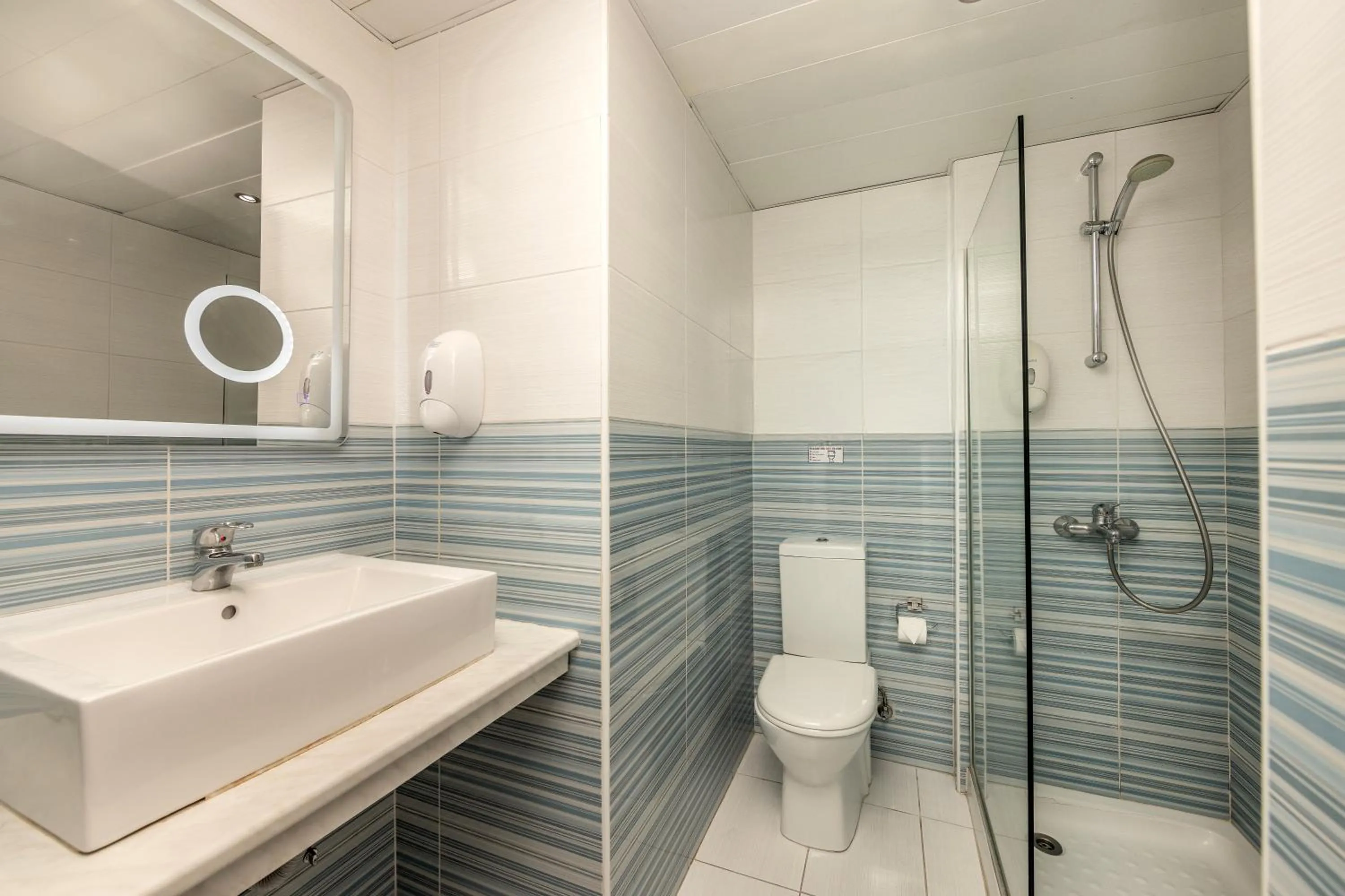 Shower in Lantiana Gardens ApartHotel