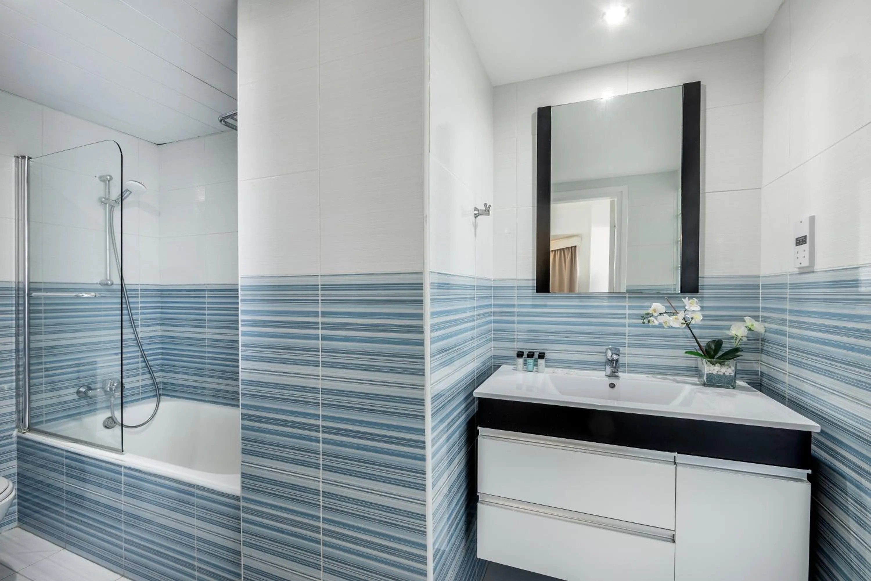 Bathroom in Lantiana Gardens ApartHotel