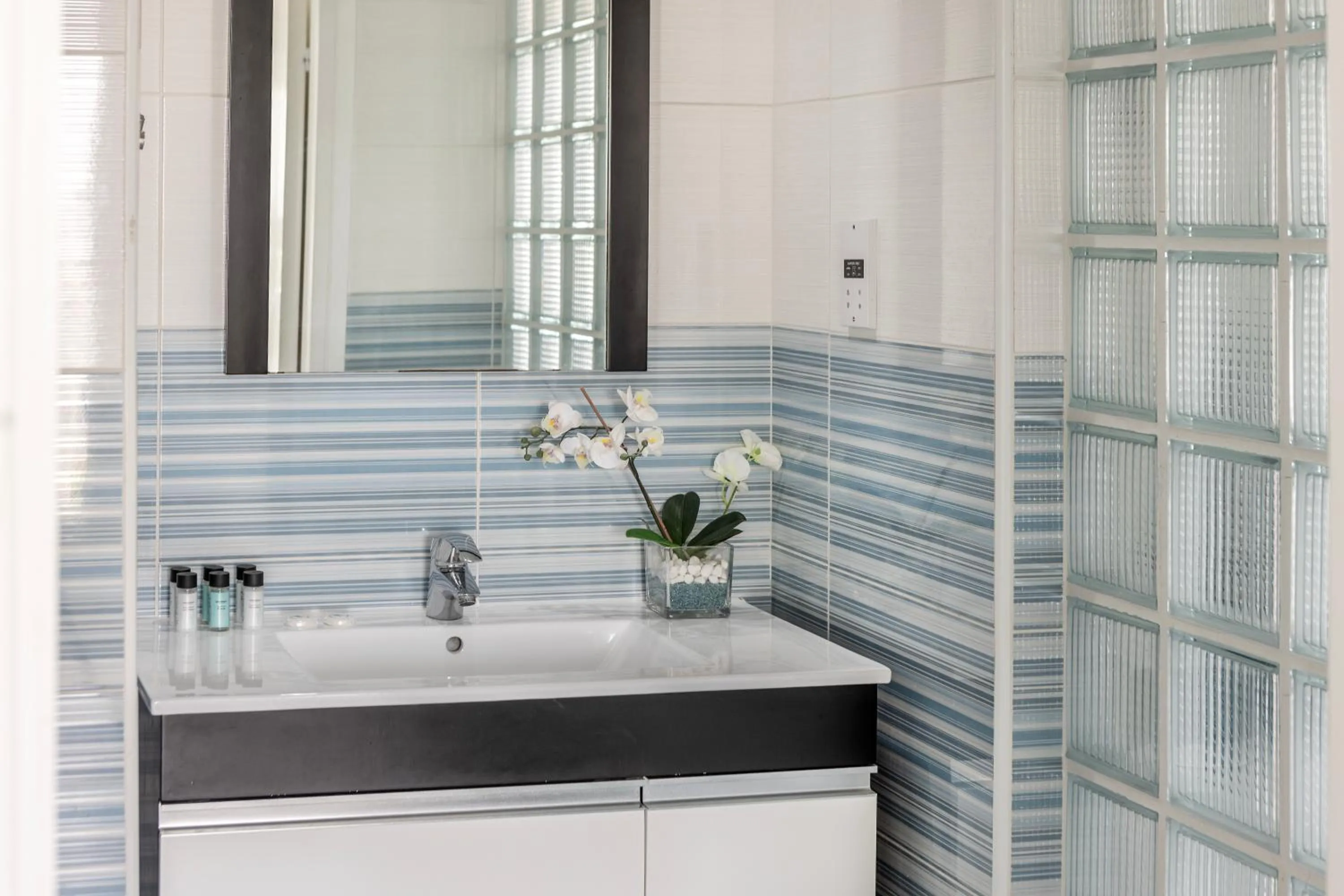 Bathroom in Lantiana Gardens ApartHotel