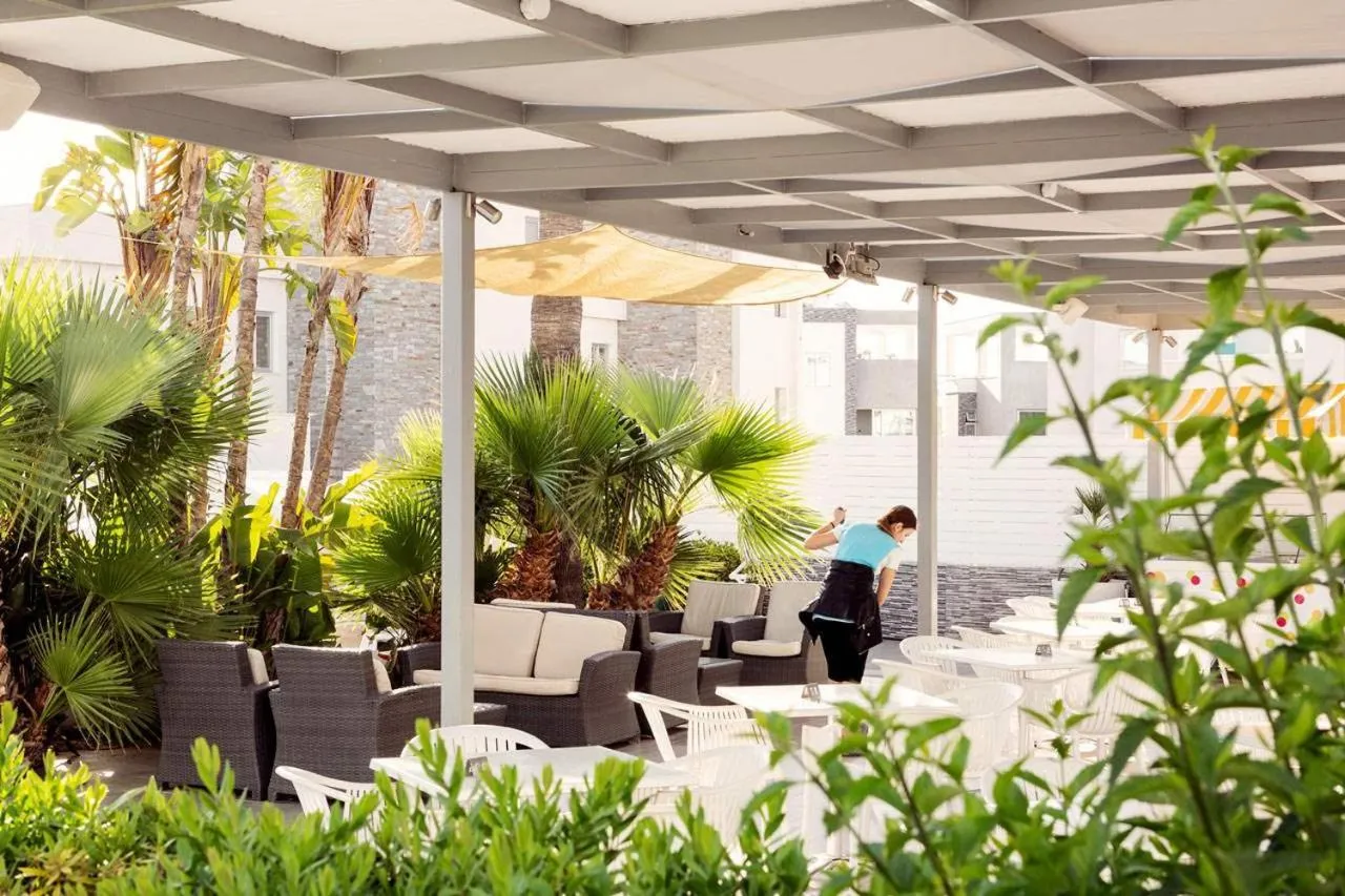 Restaurant/places to eat in Lantiana Gardens ApartHotel