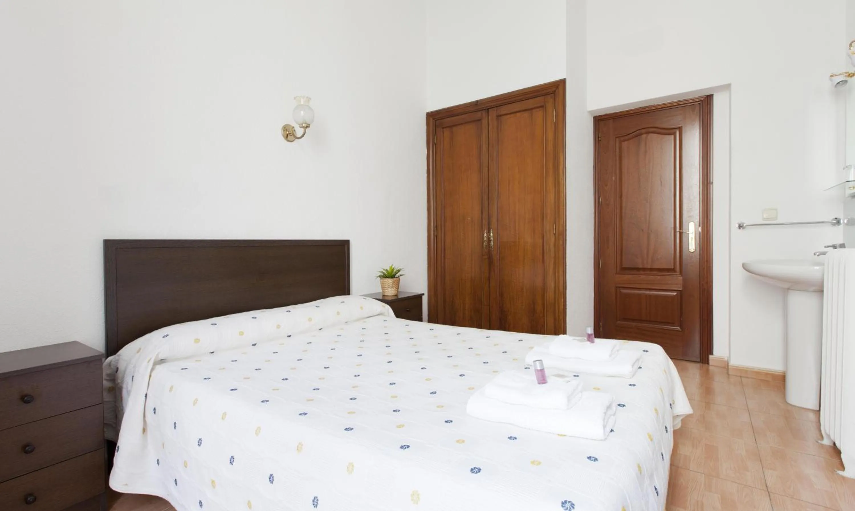 Photo of the whole room, Bed in Hostal Condestable