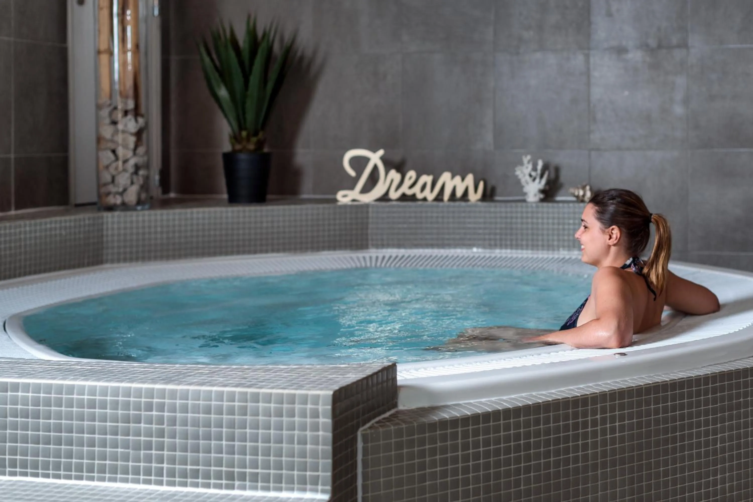 Hot Tub in Hotel du Roi & Spa by SOWELL COLLECTION